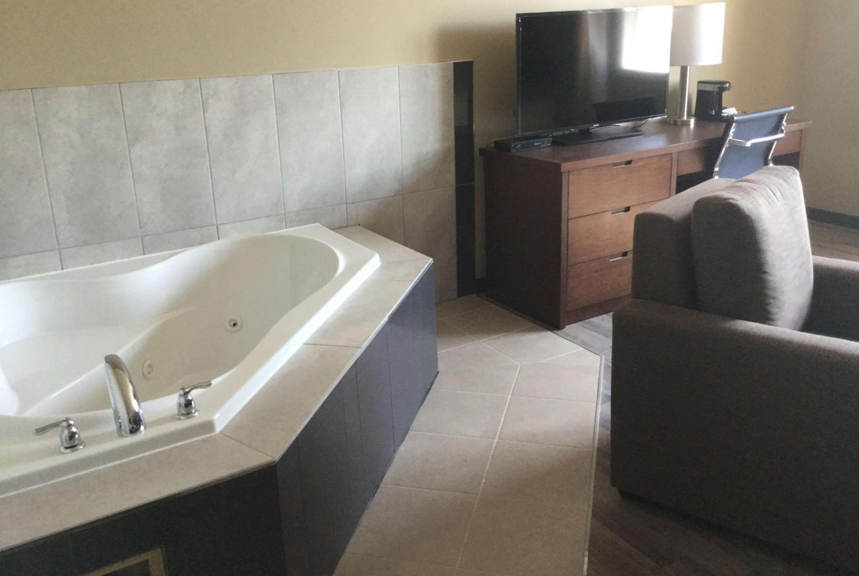 Suite with Two Queen Beds - Non-Smoking photo 2