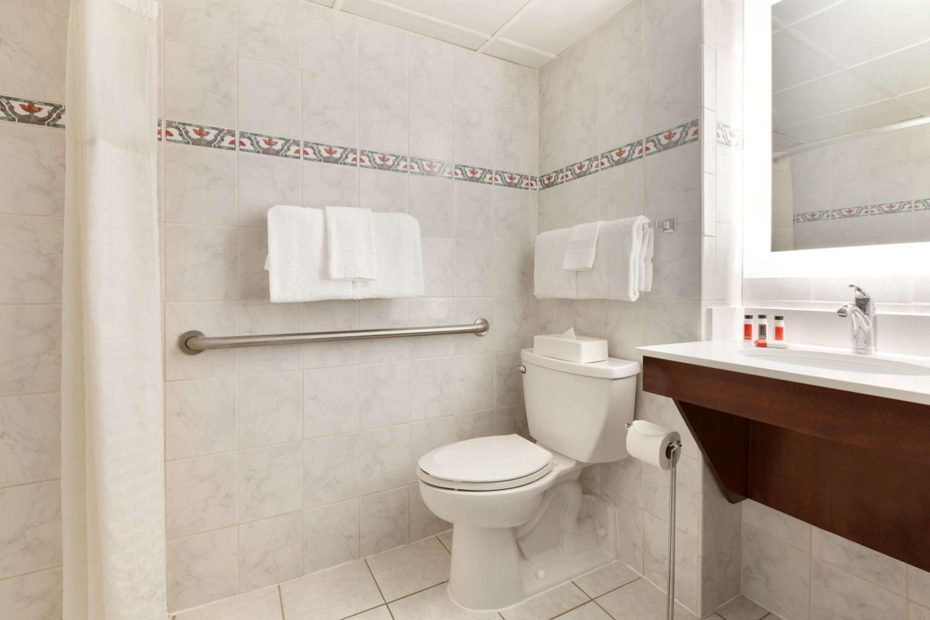 Double Room with Two Double Beds - Disability Access - Non Smoking - Photo 3