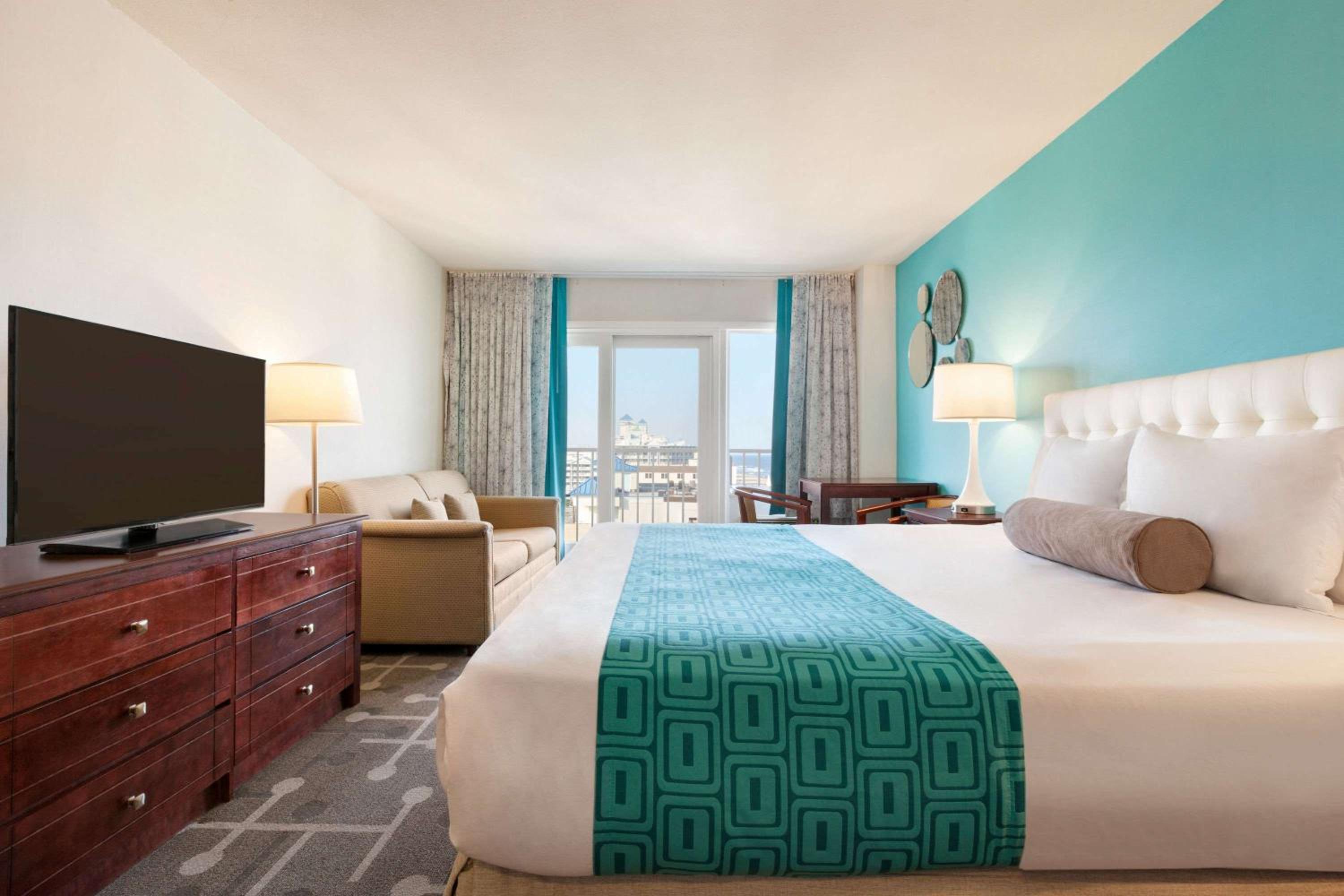 King Room with Partial Ocean View and Sofa Bed -  Non-Smoking - Photo 1