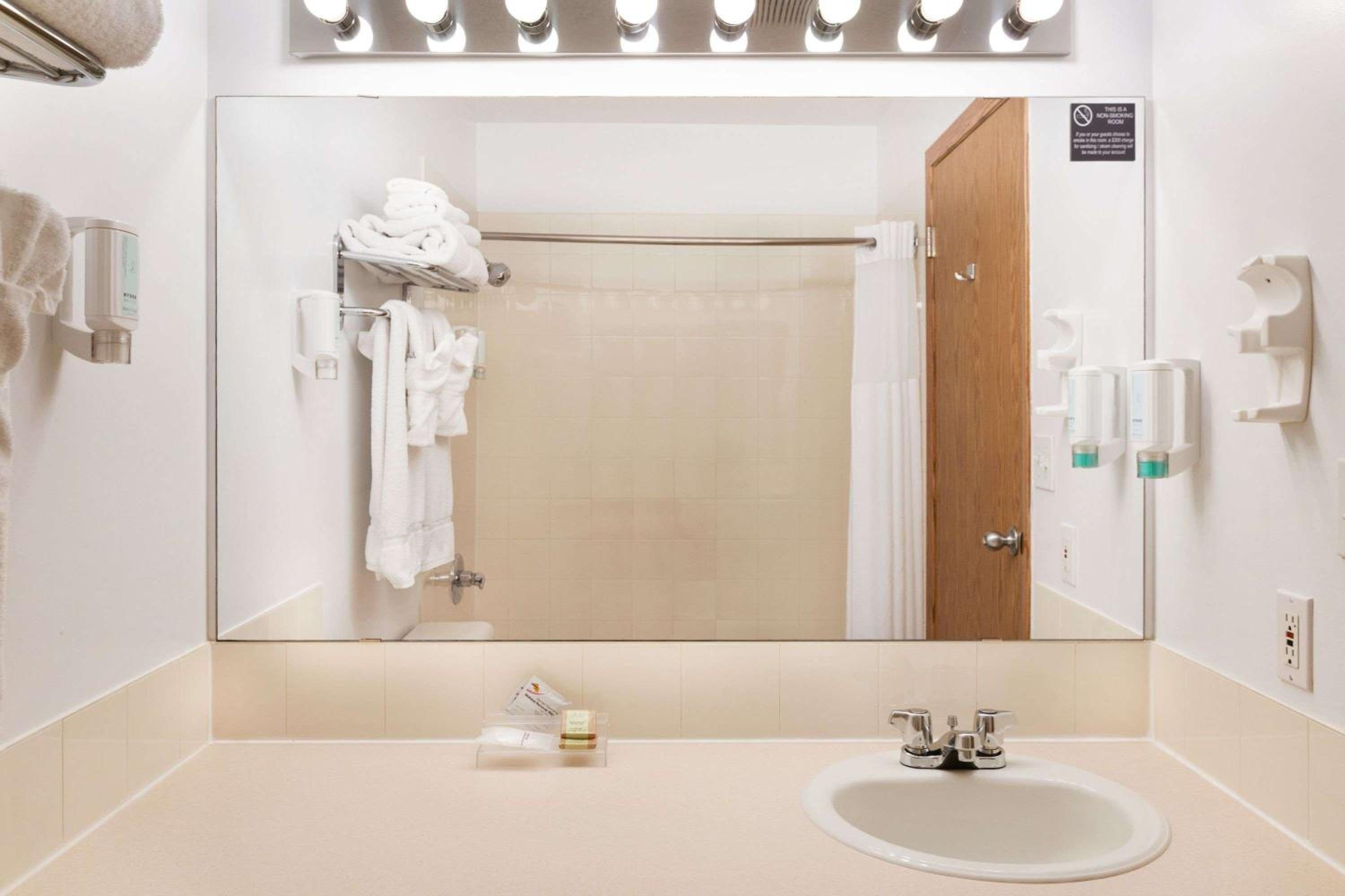 Deluxe Queen Room with Two Queen Beds - Non-Smoking - Photo 1