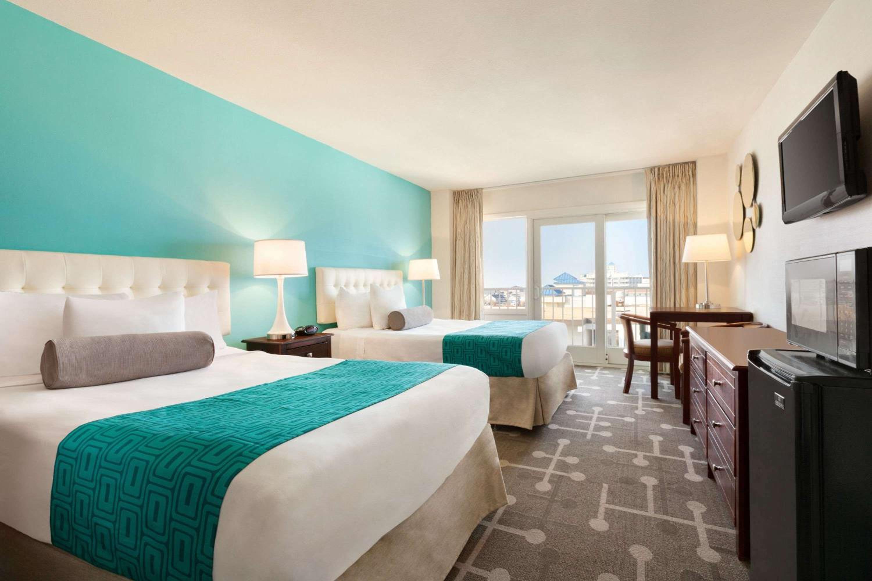  Room with Two Double Beds and Partial Ocean View - Non Smoking - Photo 1