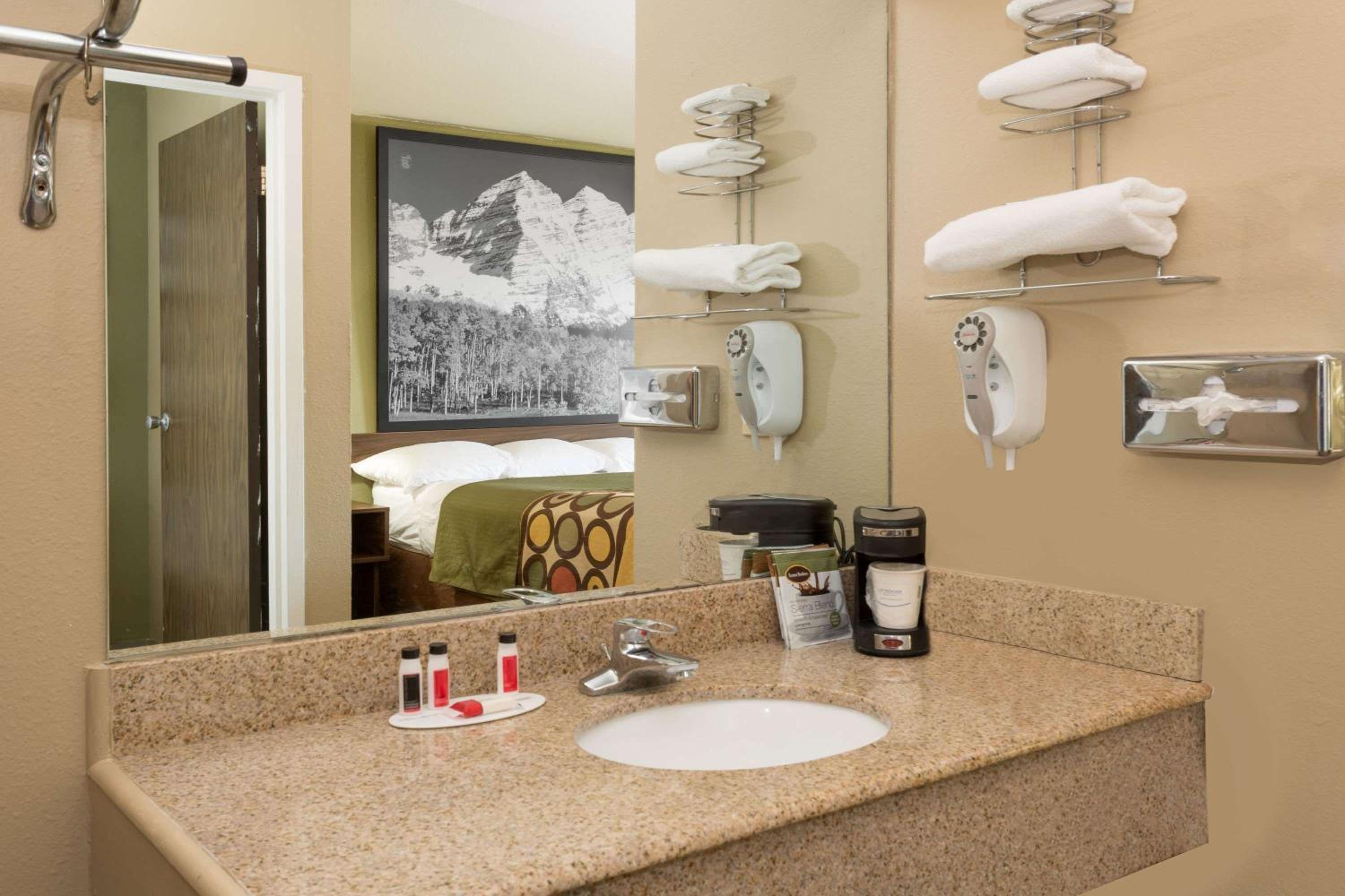 King Room - Non-Smoking - Photo 2