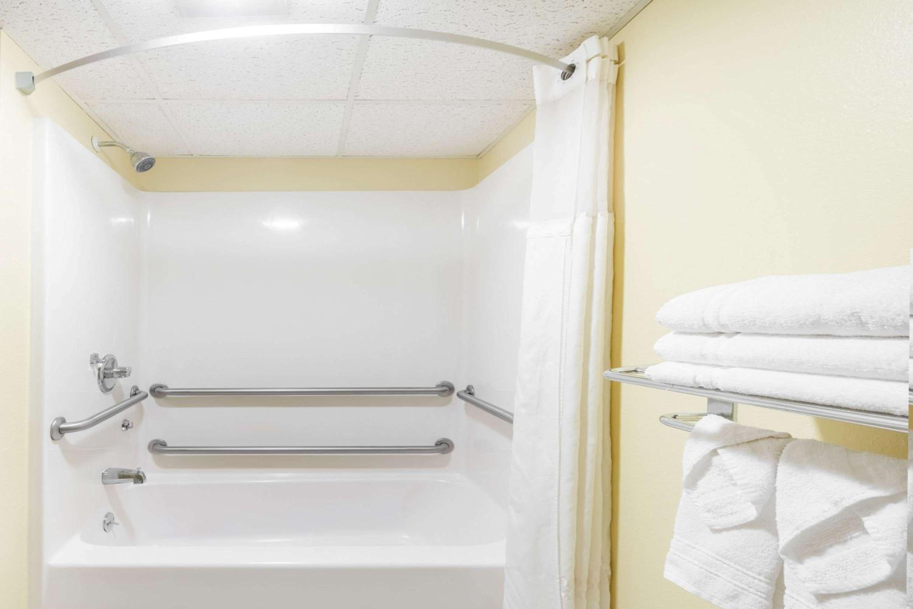 Queen Room - Disability Access/Non-Smoking - Photo 2
