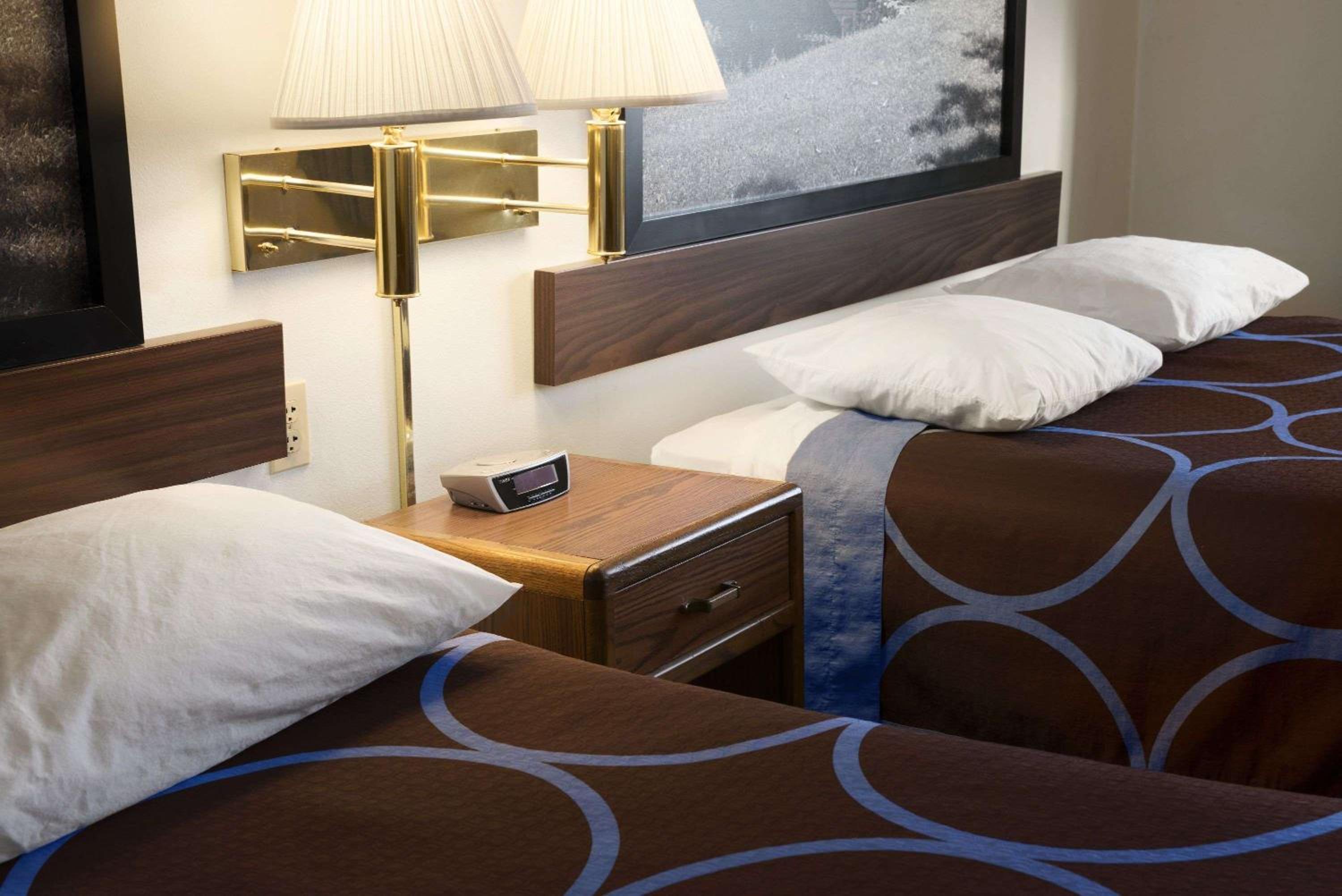 Queen Room with Two Queen Beds - Non-Smoking - Photo 2