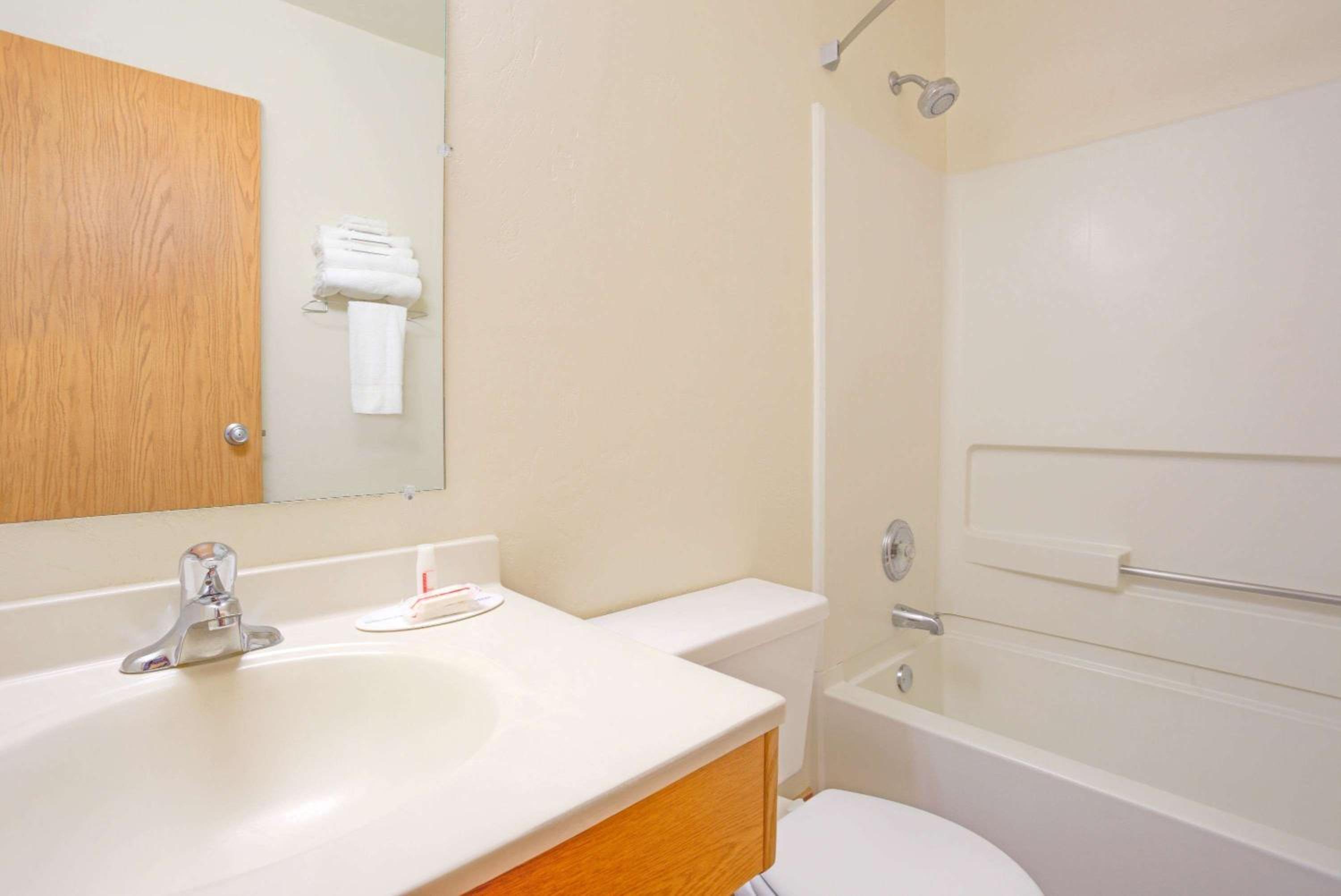 Queen Suite - Non-Smoking - Photo 7