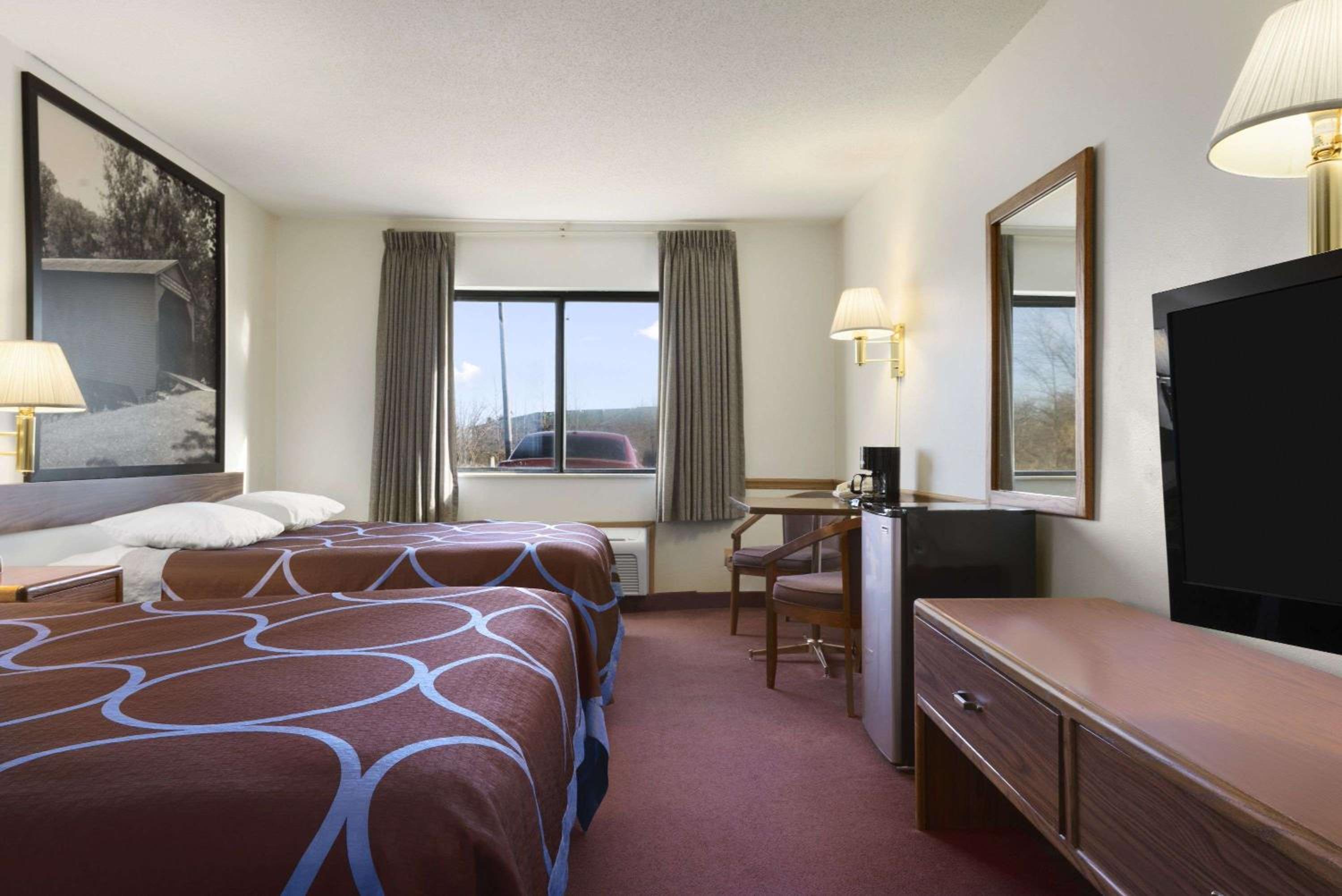 Queen Room with Two Queen Beds - Non-Smoking - Photo 1