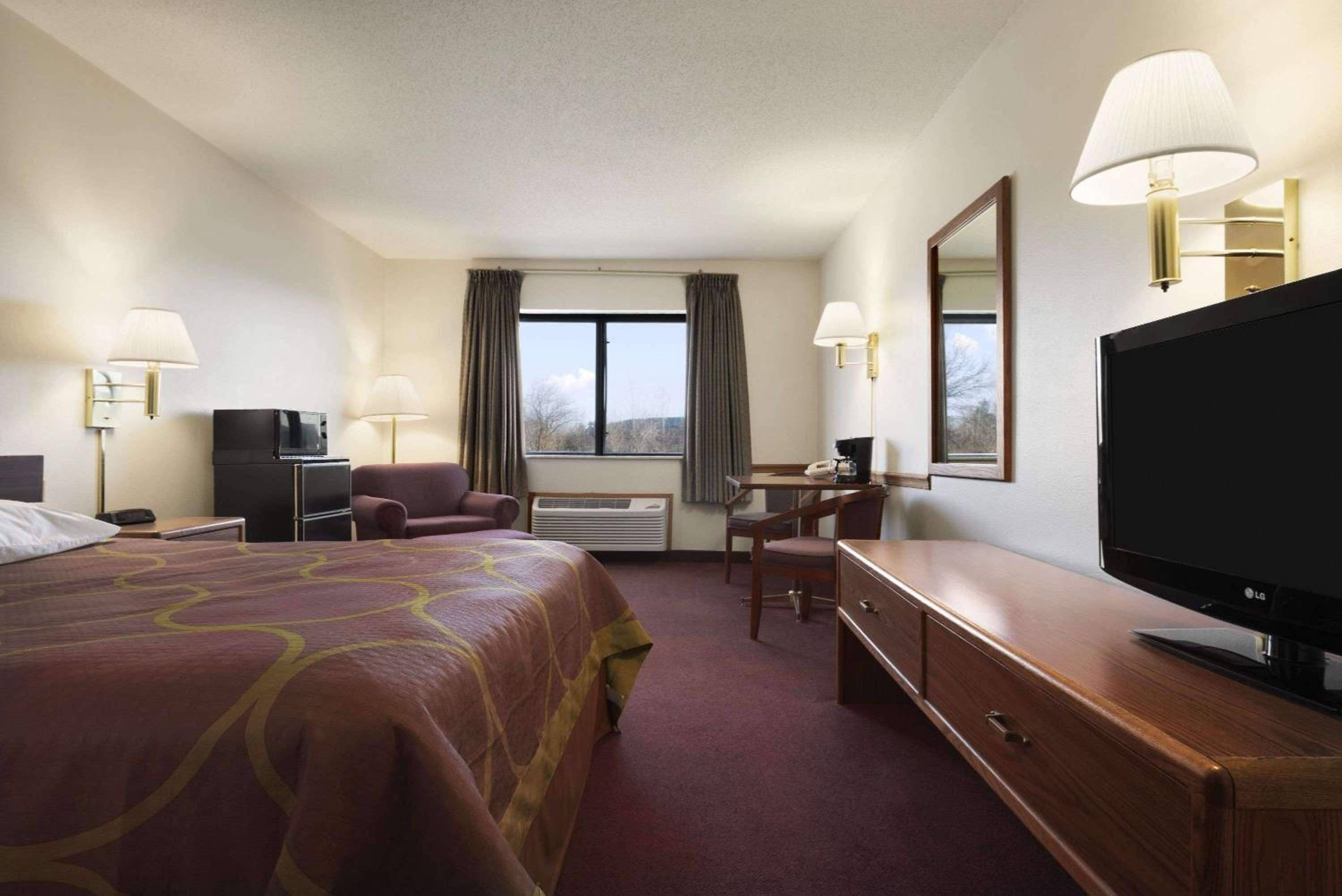 Deluxe One-Bedroom Suite - Non-Smoking photo 1