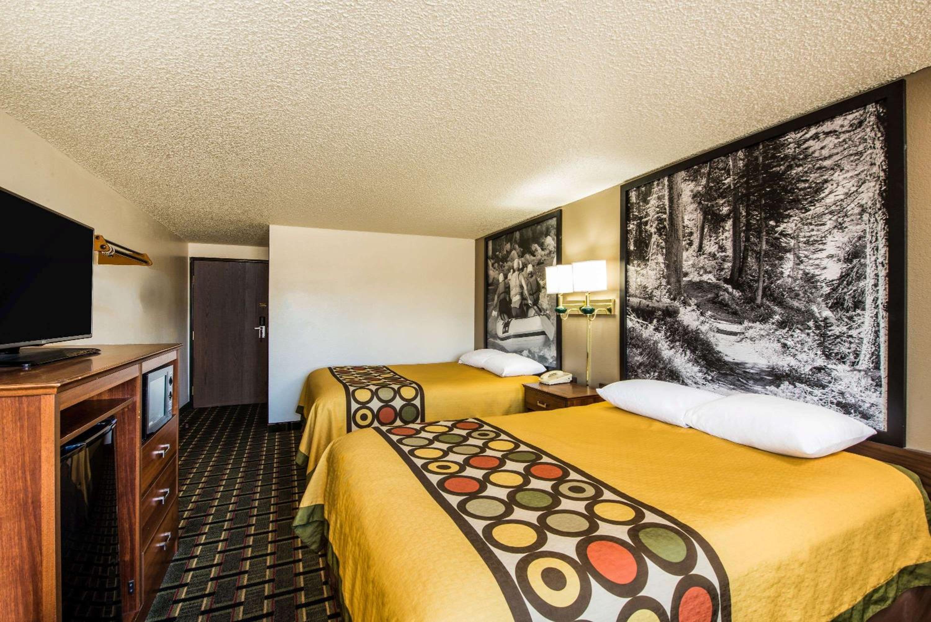 Queen Room with Two Queen Beds - Non-Smoking - Photo 3