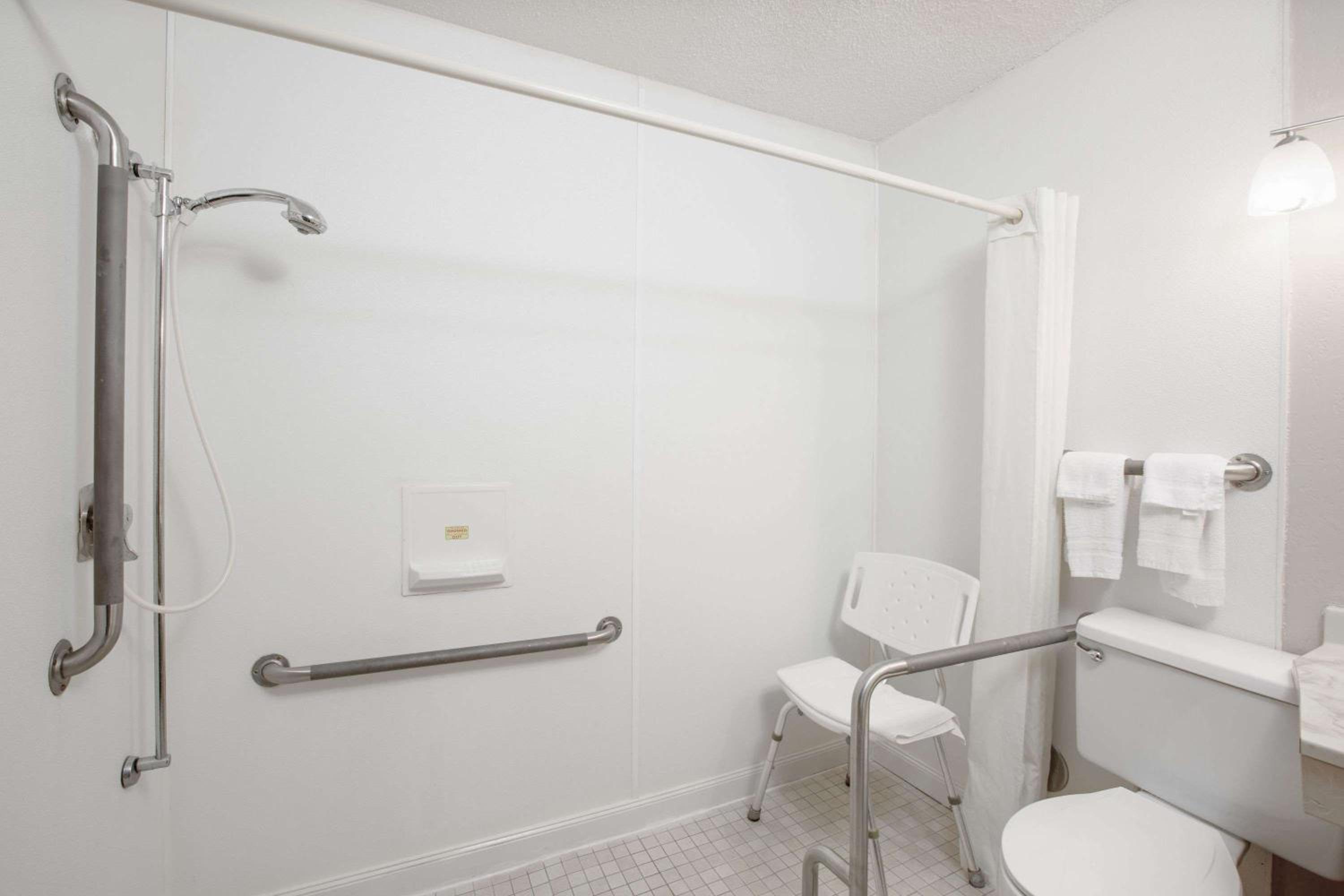 Queen Room - Mobility Access/Non-Smoking photo 3