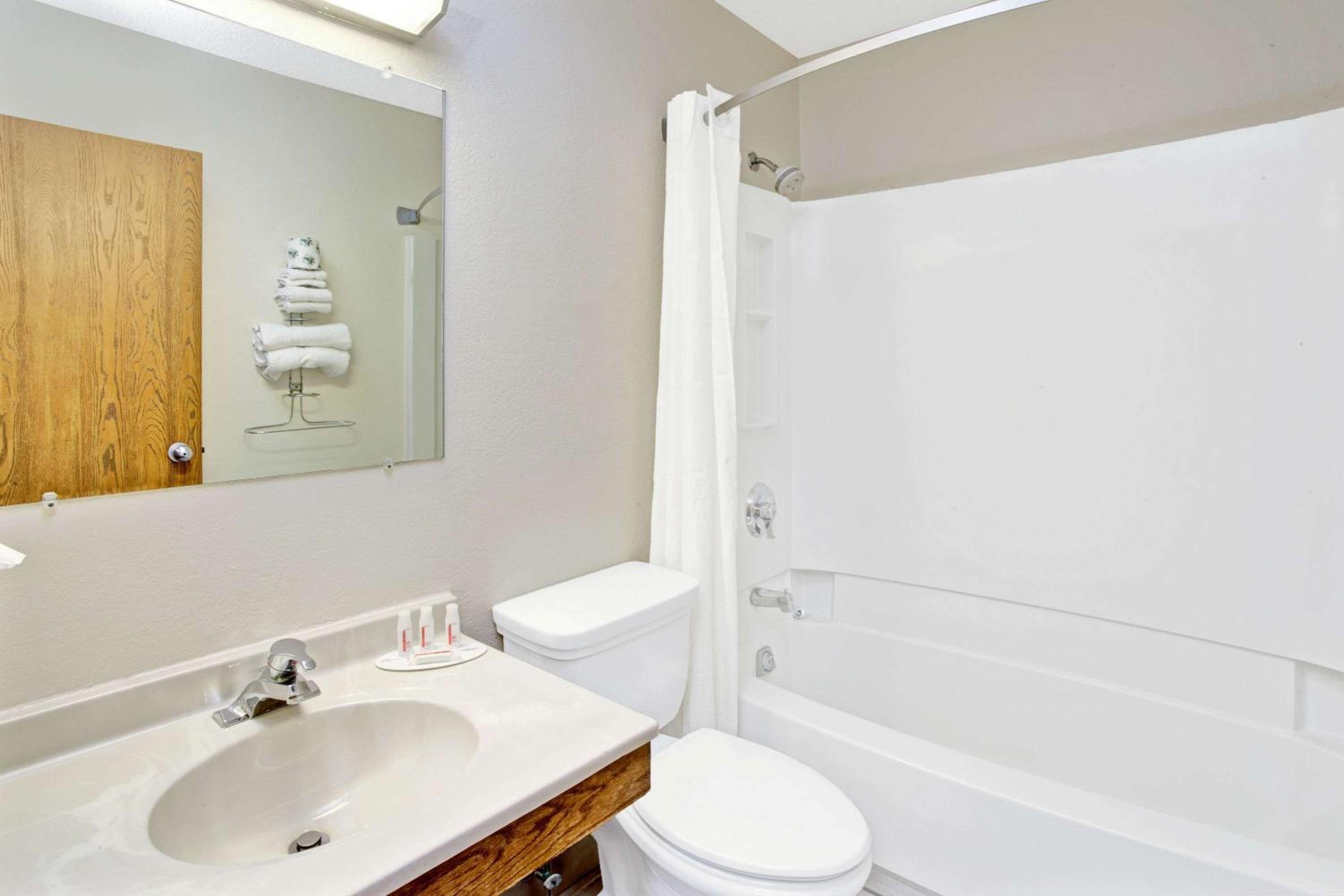 Double Room with Two Double Beds - Non-Smoking - Photo 3