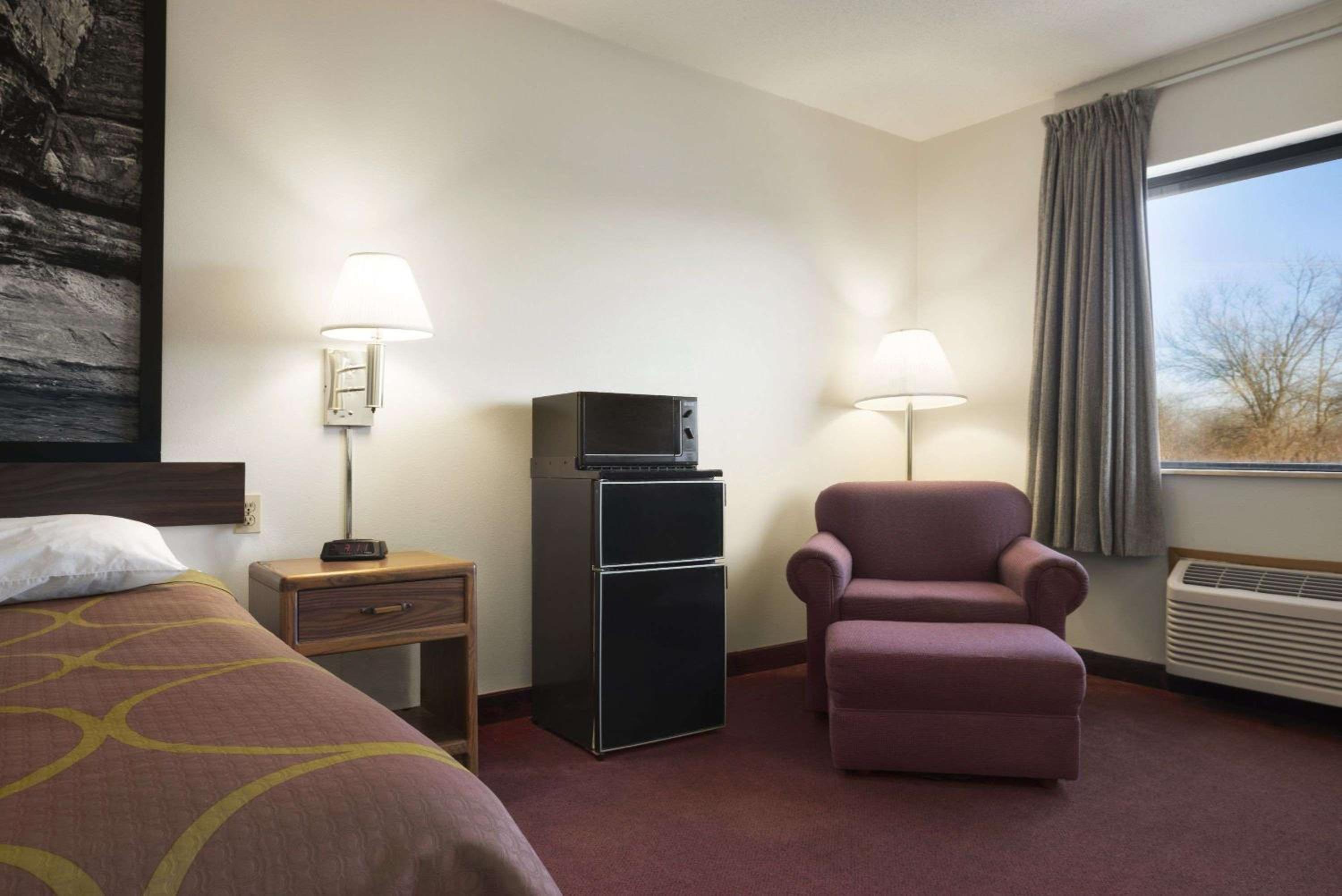 Deluxe One-Bedroom Suite - Non-Smoking photo 3