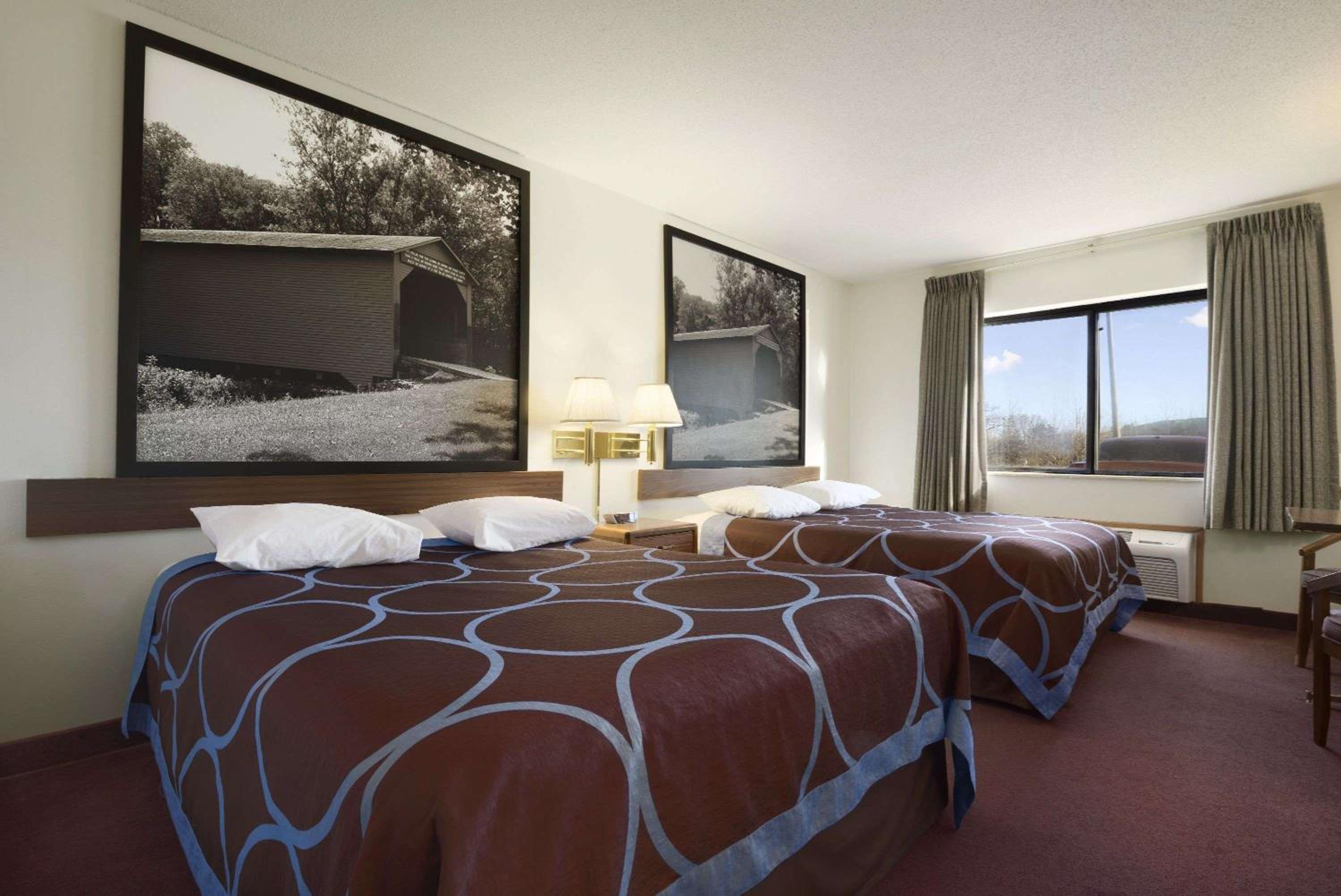 Queen Room with Two Queen Beds - Non-Smoking - Photo 3