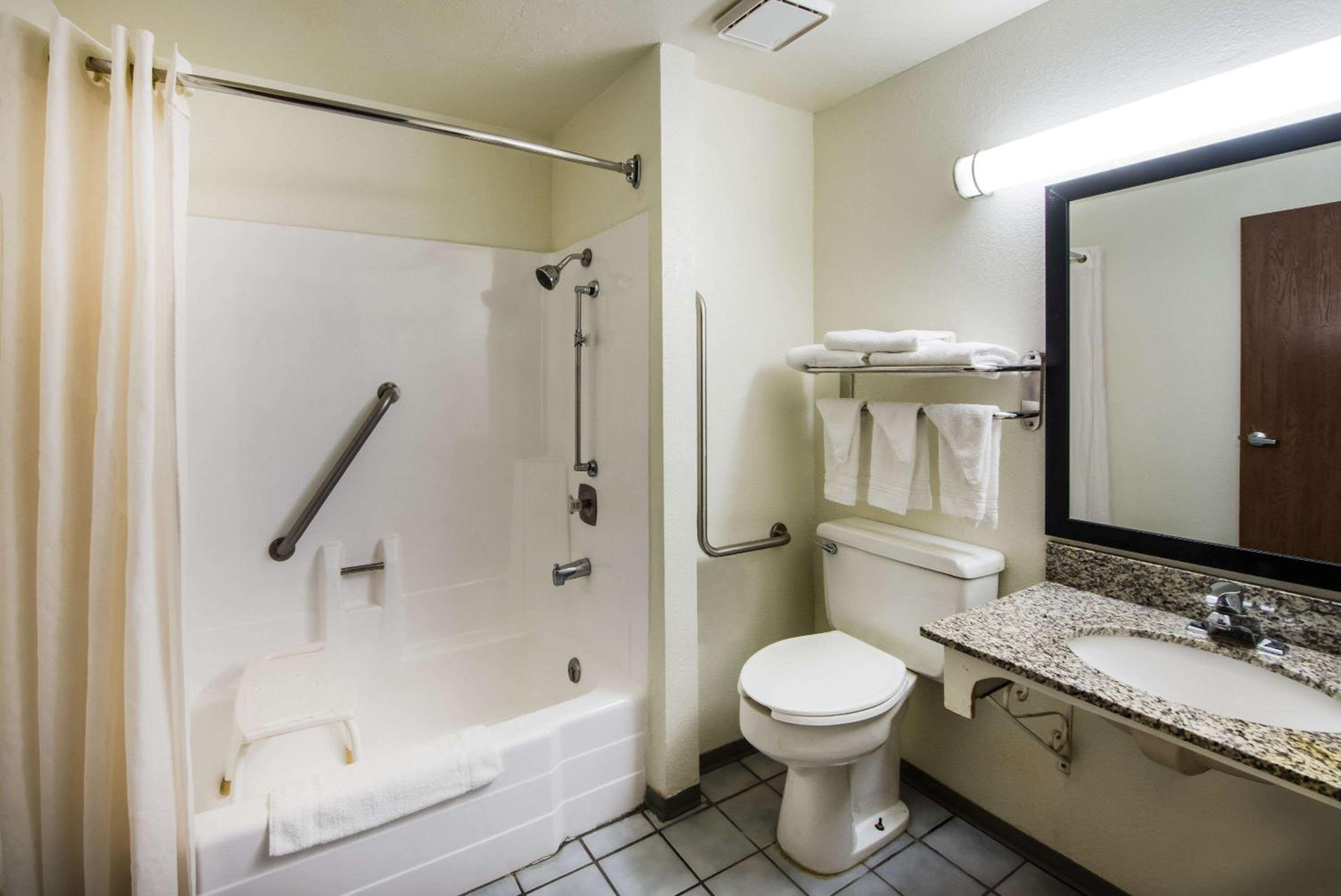Double Room with Two Double Beds - Mobility Access/Non-Smoking - Photo 3