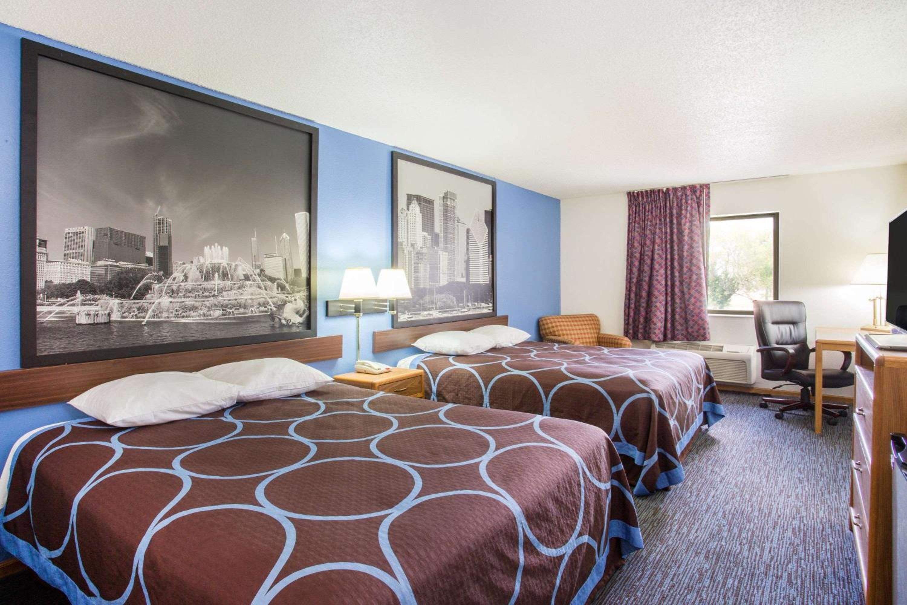 Queen Room with Two Queen Beds - Non-Smoking photo 2
