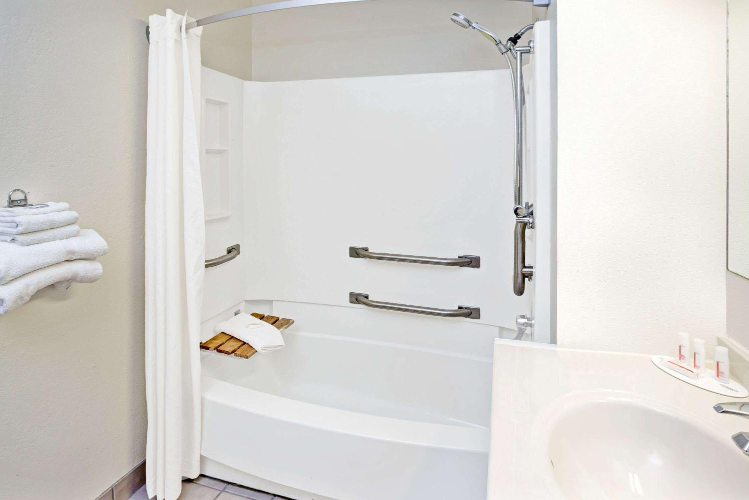 Queen Room - Mobility Access/Non-Smoking - Photo 2