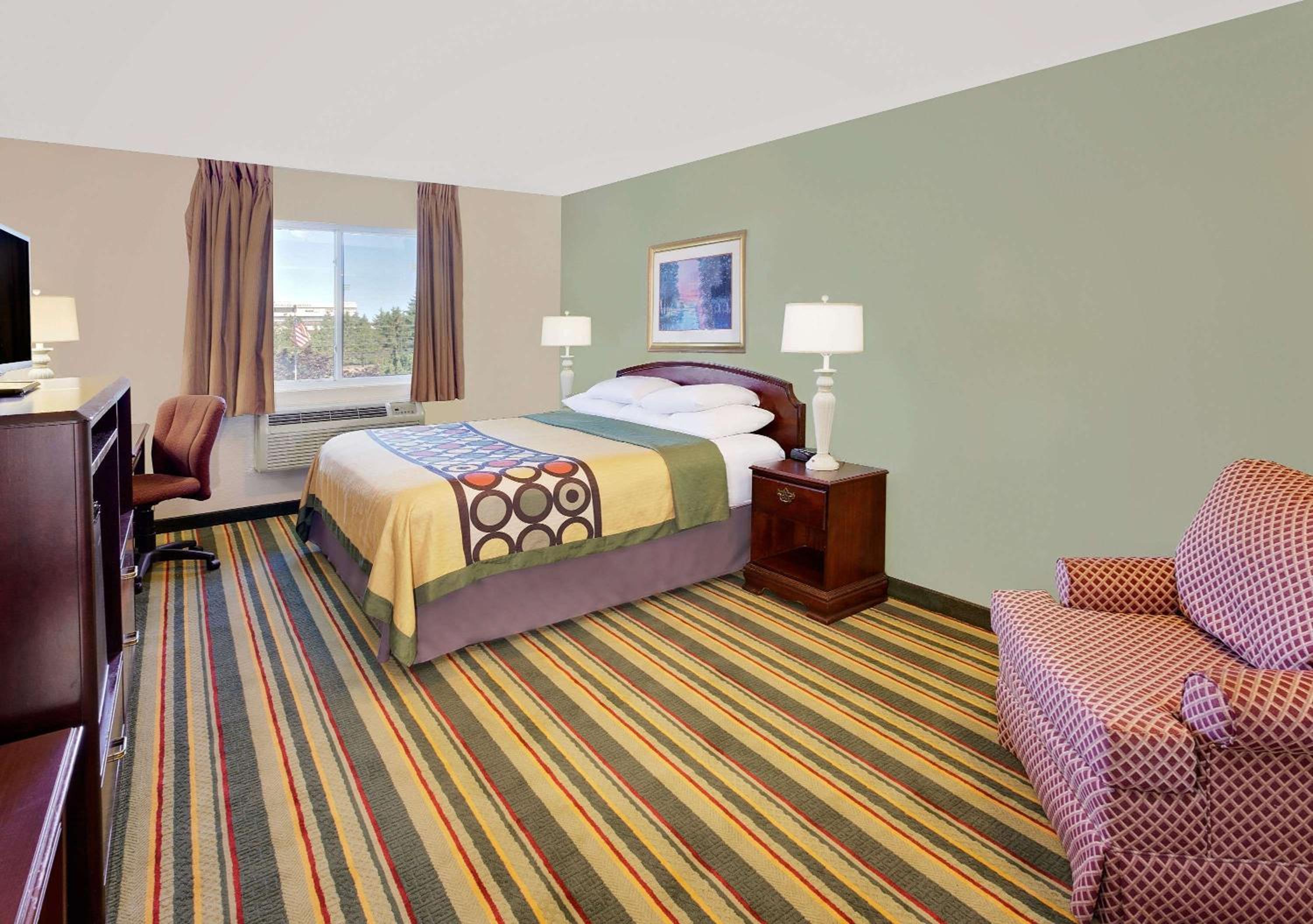 King Kitchenette Suite - Non-Smoking - Photo 1