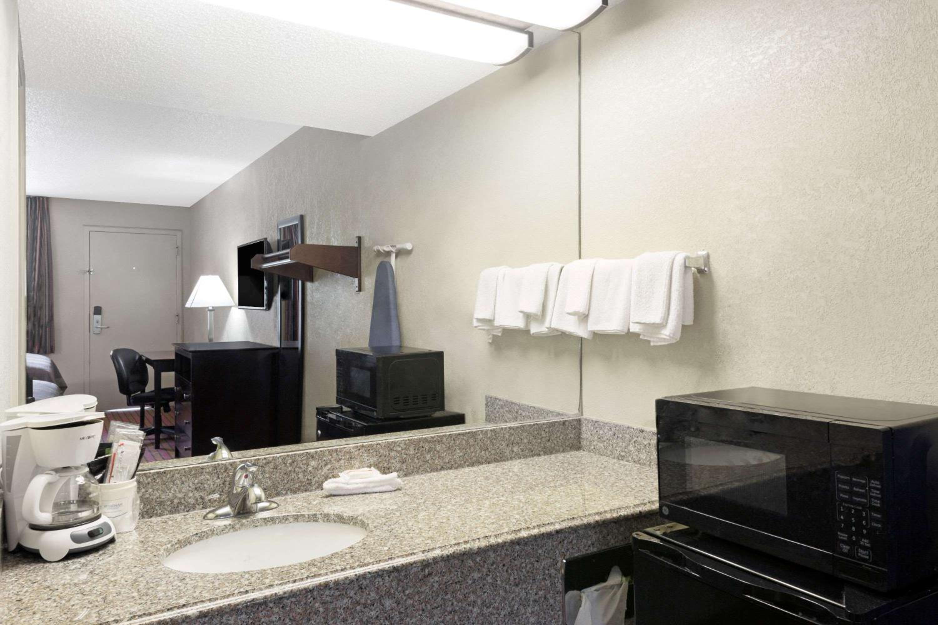 King Room - Non-Smoking - Photo 5