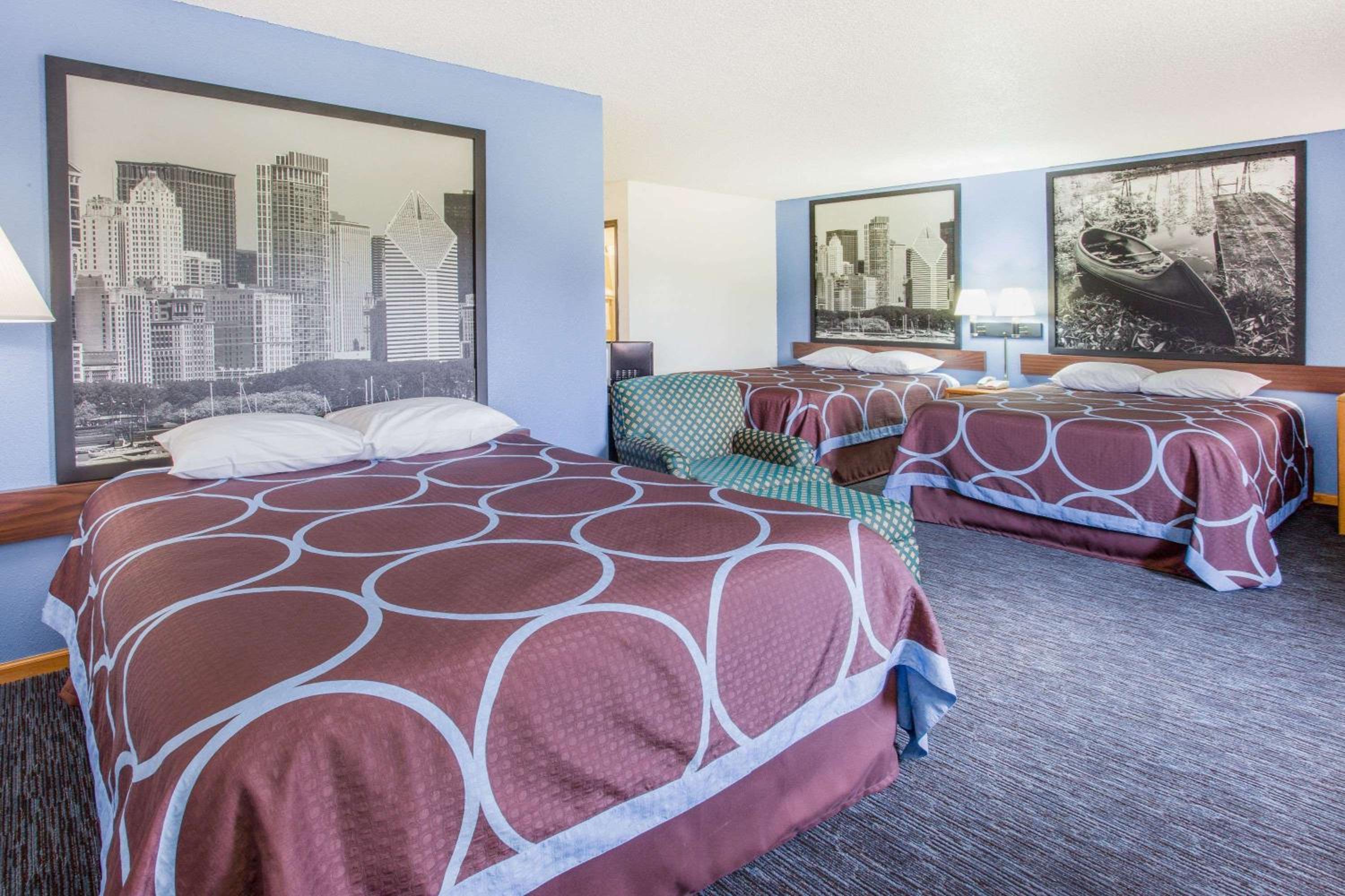 Queen Suite - Non-Smoking photo 2