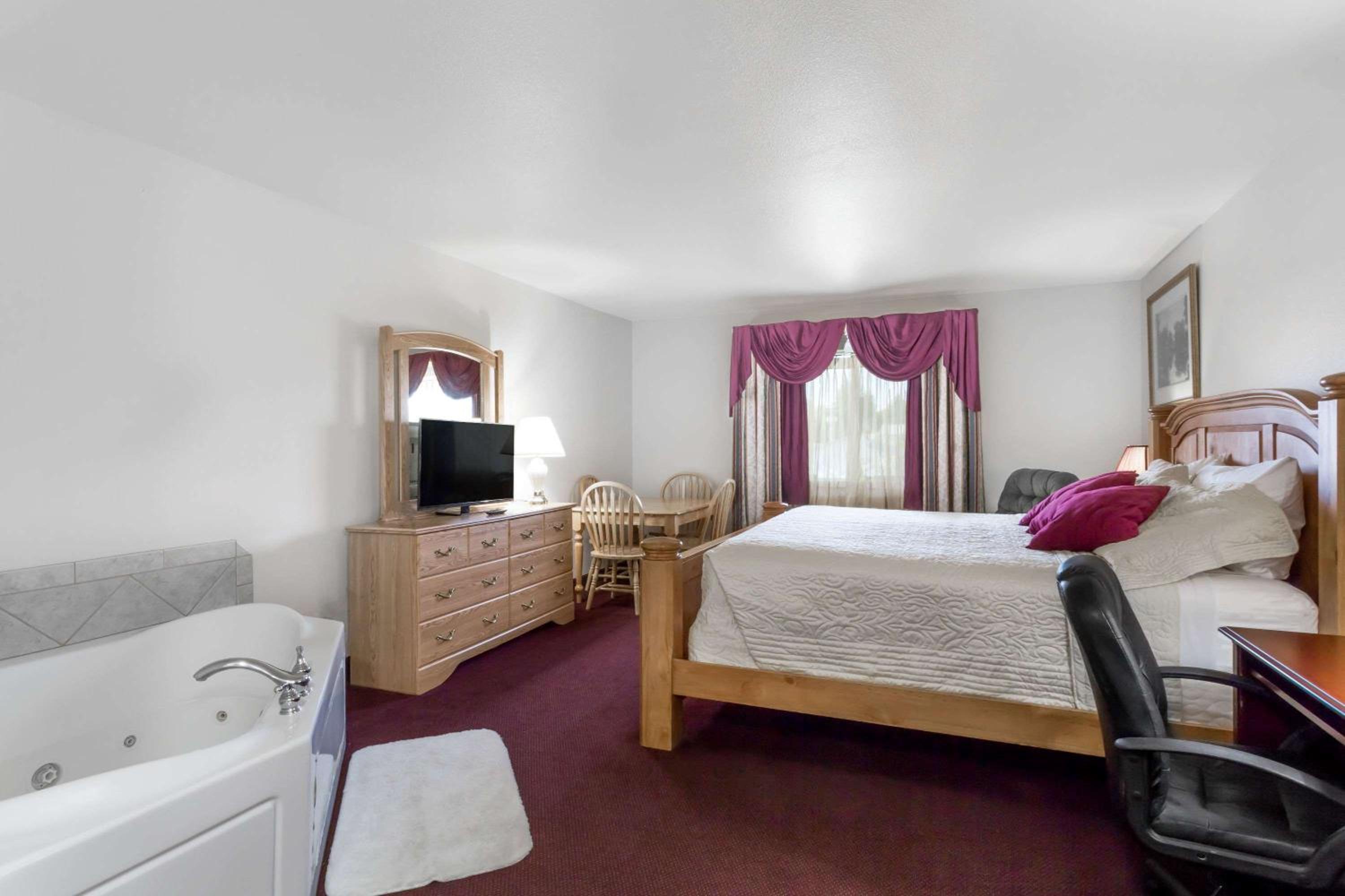 Deluxe King Studio Suite - Non-Smoking photo 1