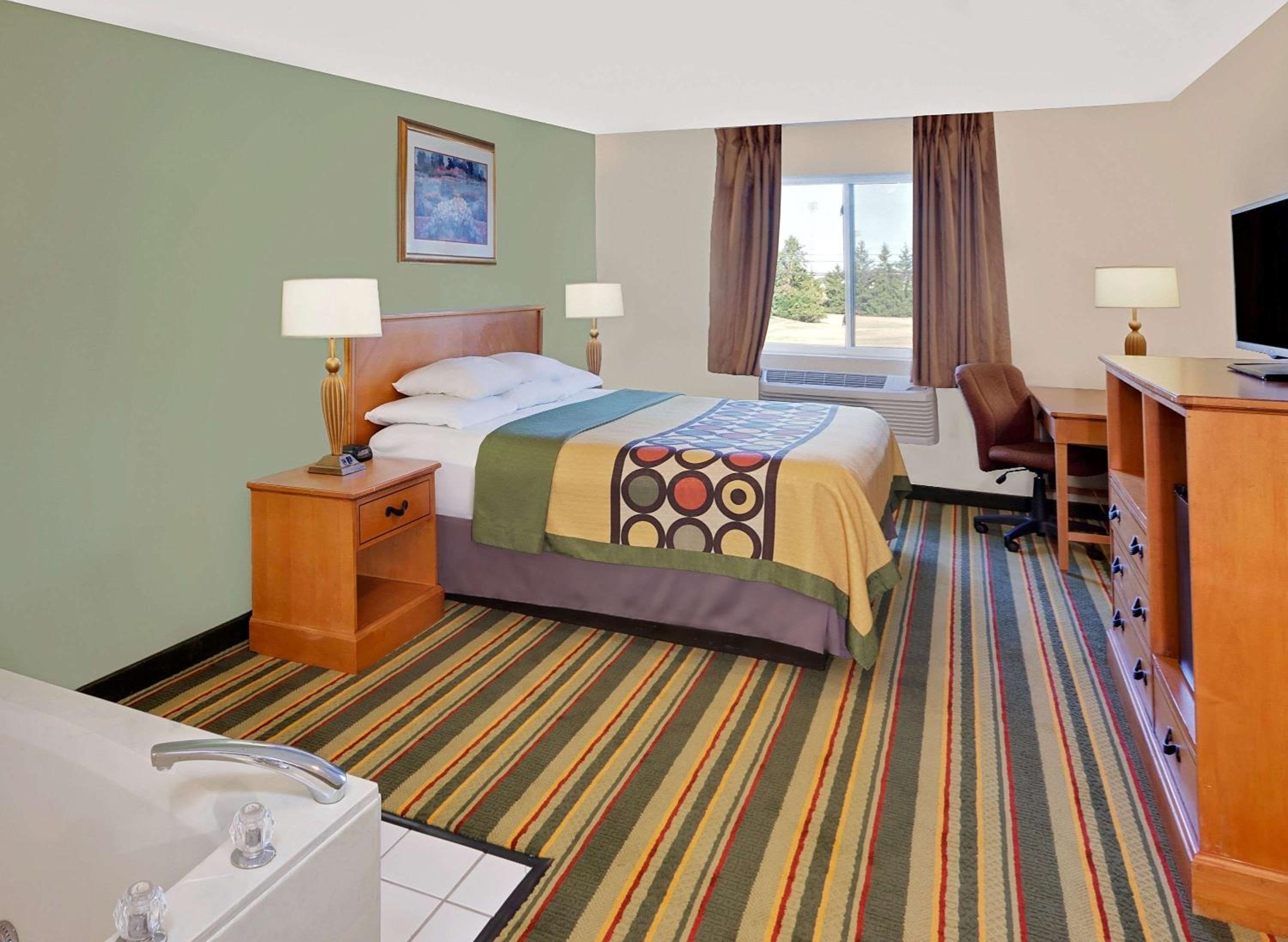 Deluxe King Room - Non-Smoking - Photo 6