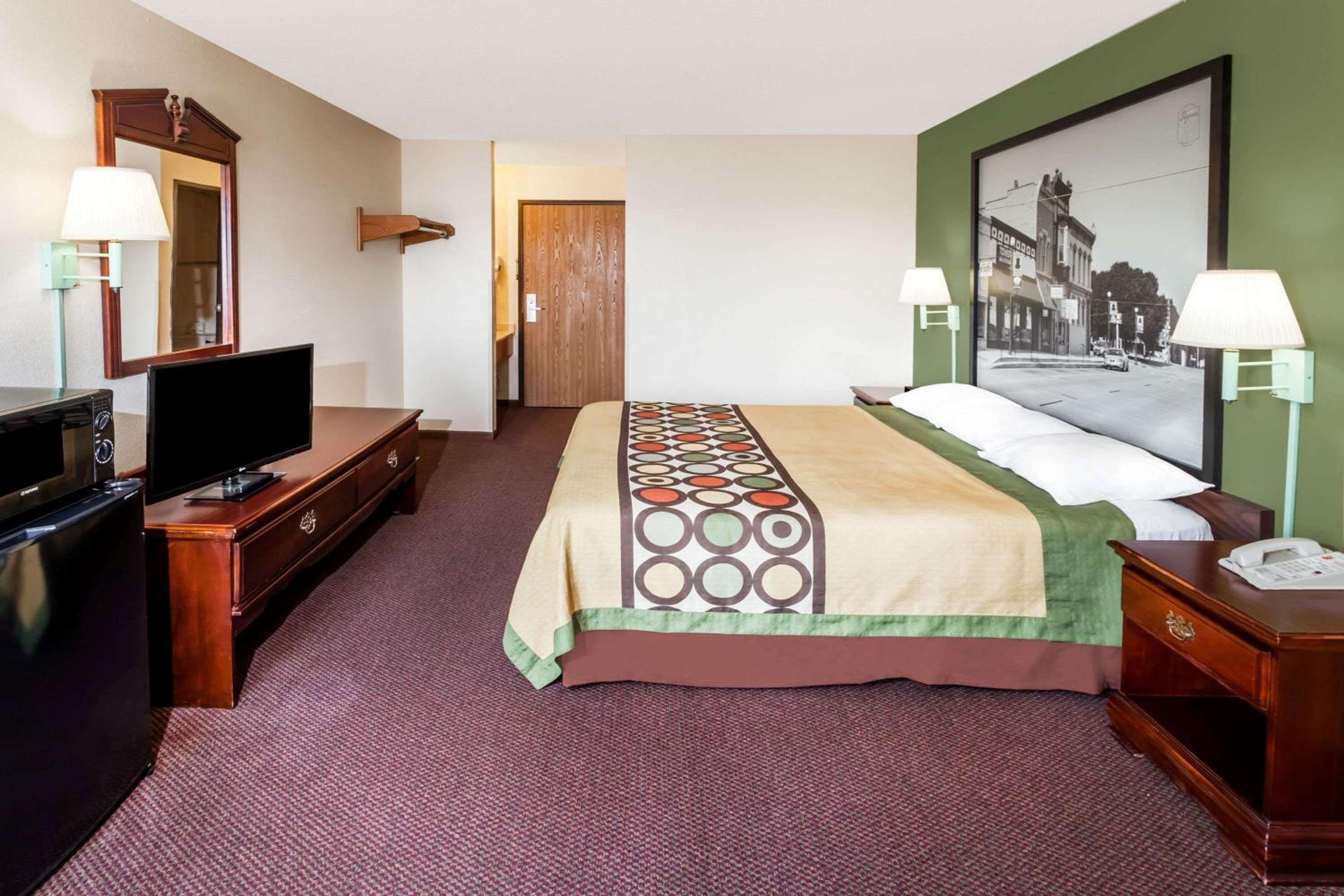 King Room - Non-Smoking - Photo 3
