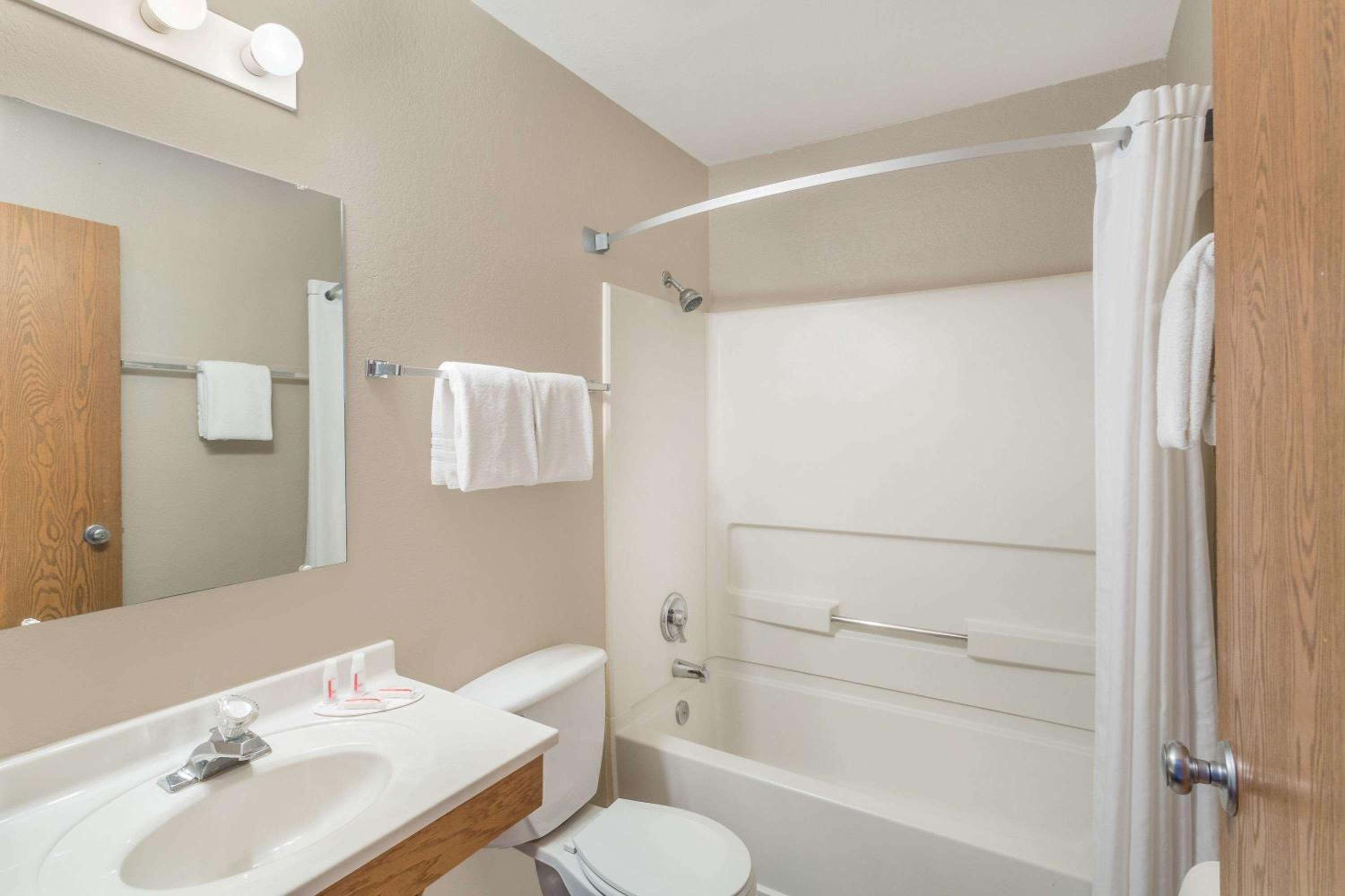 Deluxe Double Room with Two Double Beds - Non-Smoking - Photo 6