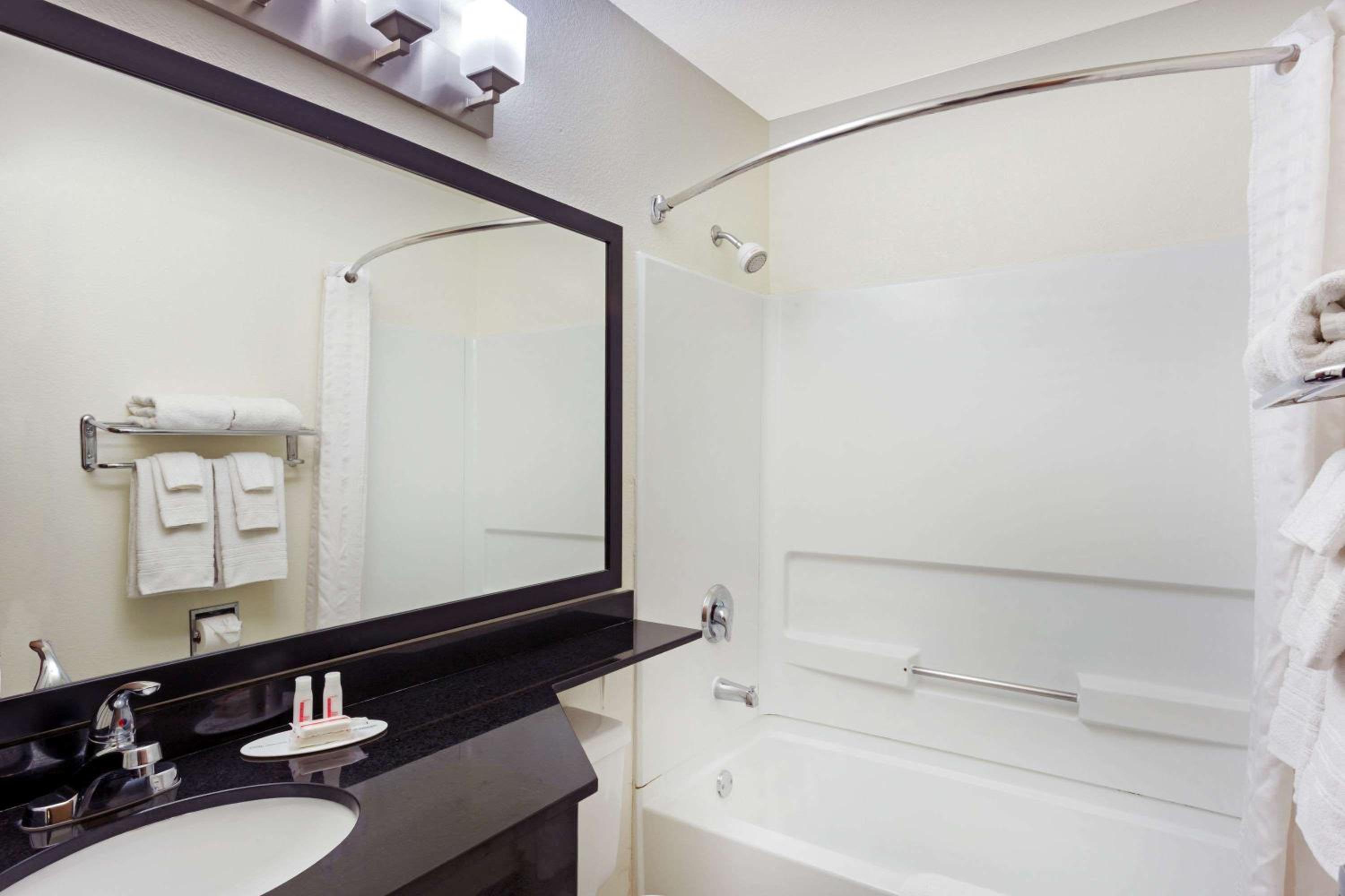 Queen Room With Two Queen Beds - Non-Smoking - Photo 8