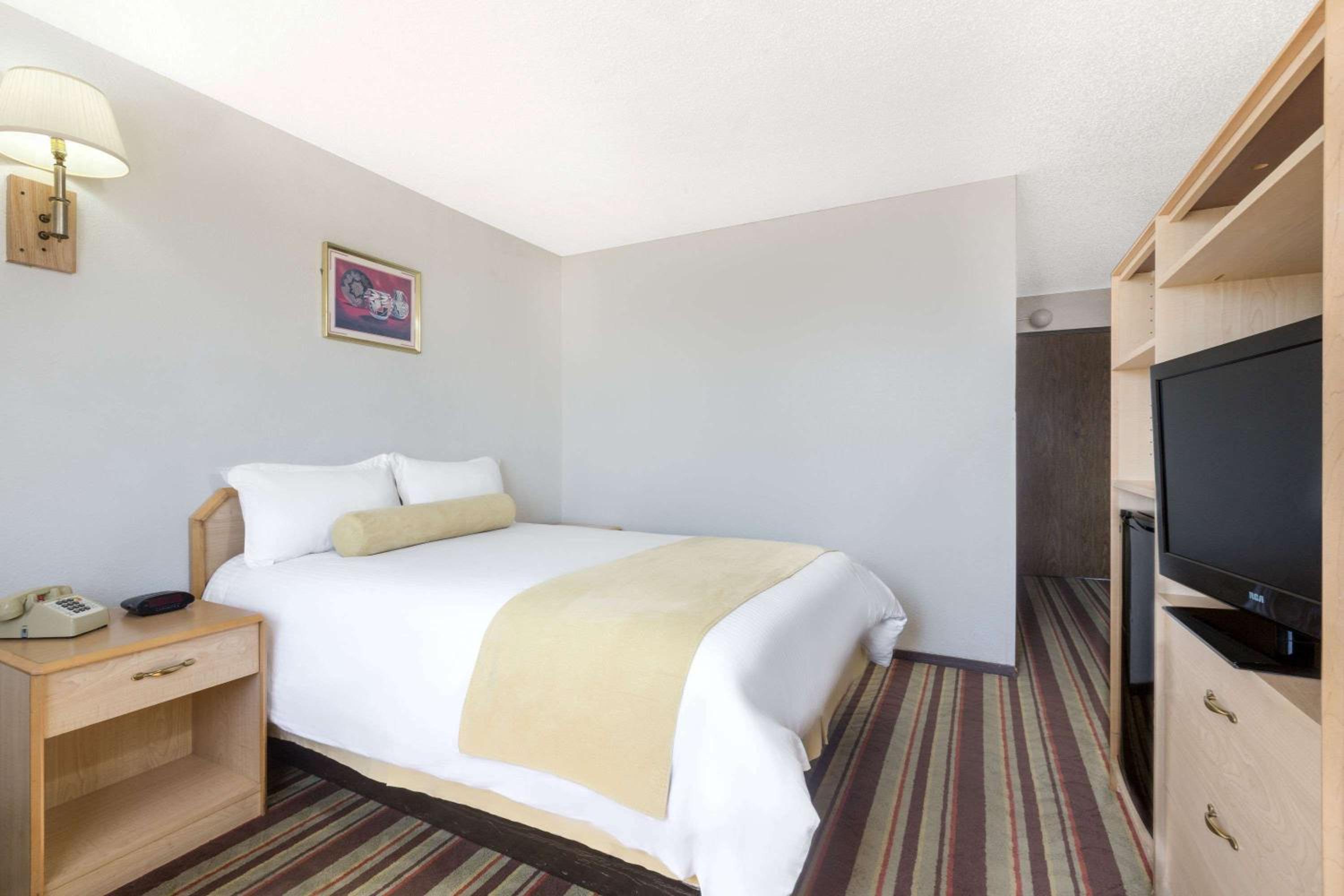 Queen Room - Disability Access/Non-Smoking - Photo 5