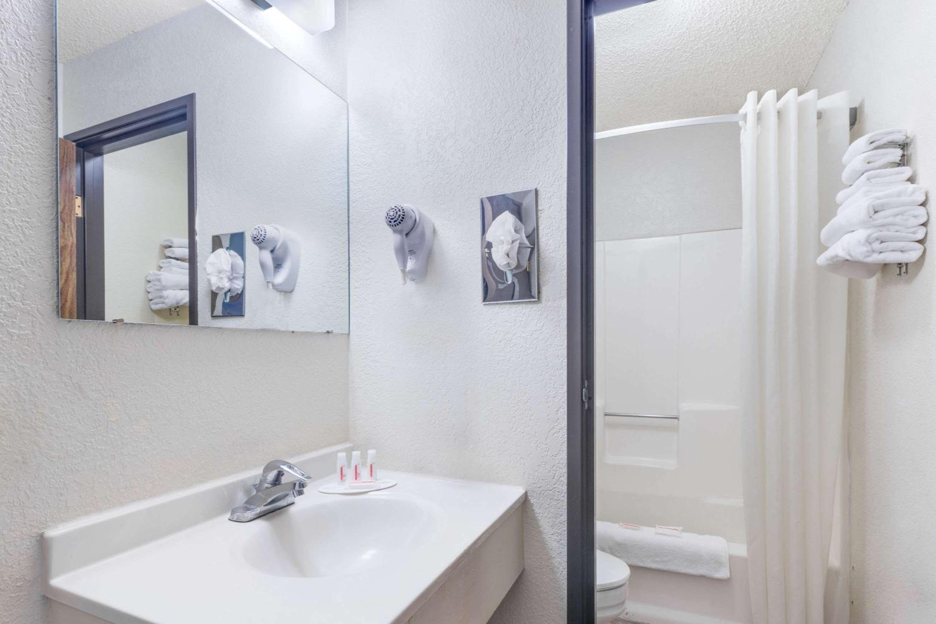 Queen Room - Disability Access/Non-Smoking - Photo 3