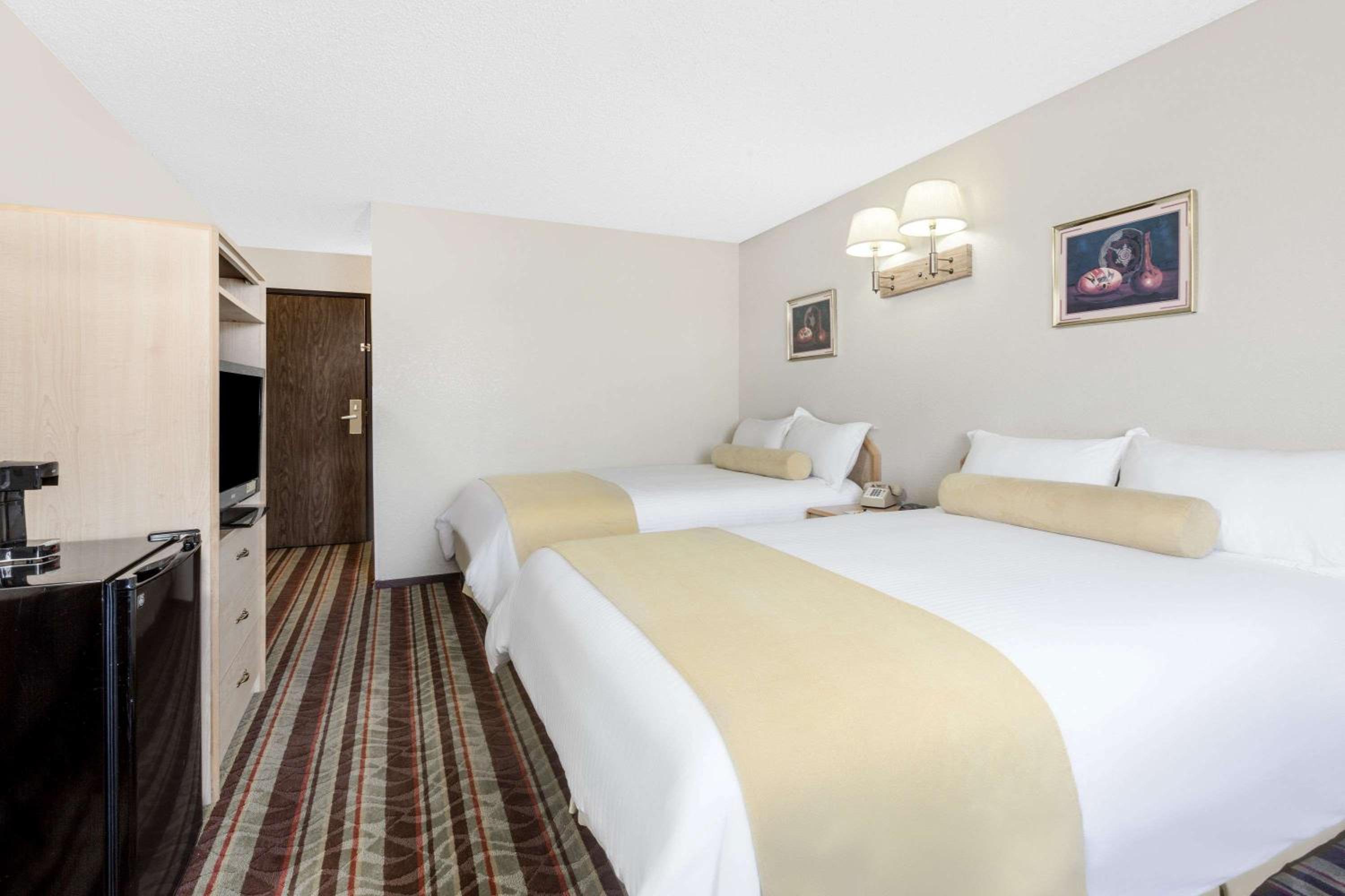 Double Room with Two Double Beds - Non-Smoking - Photo 2