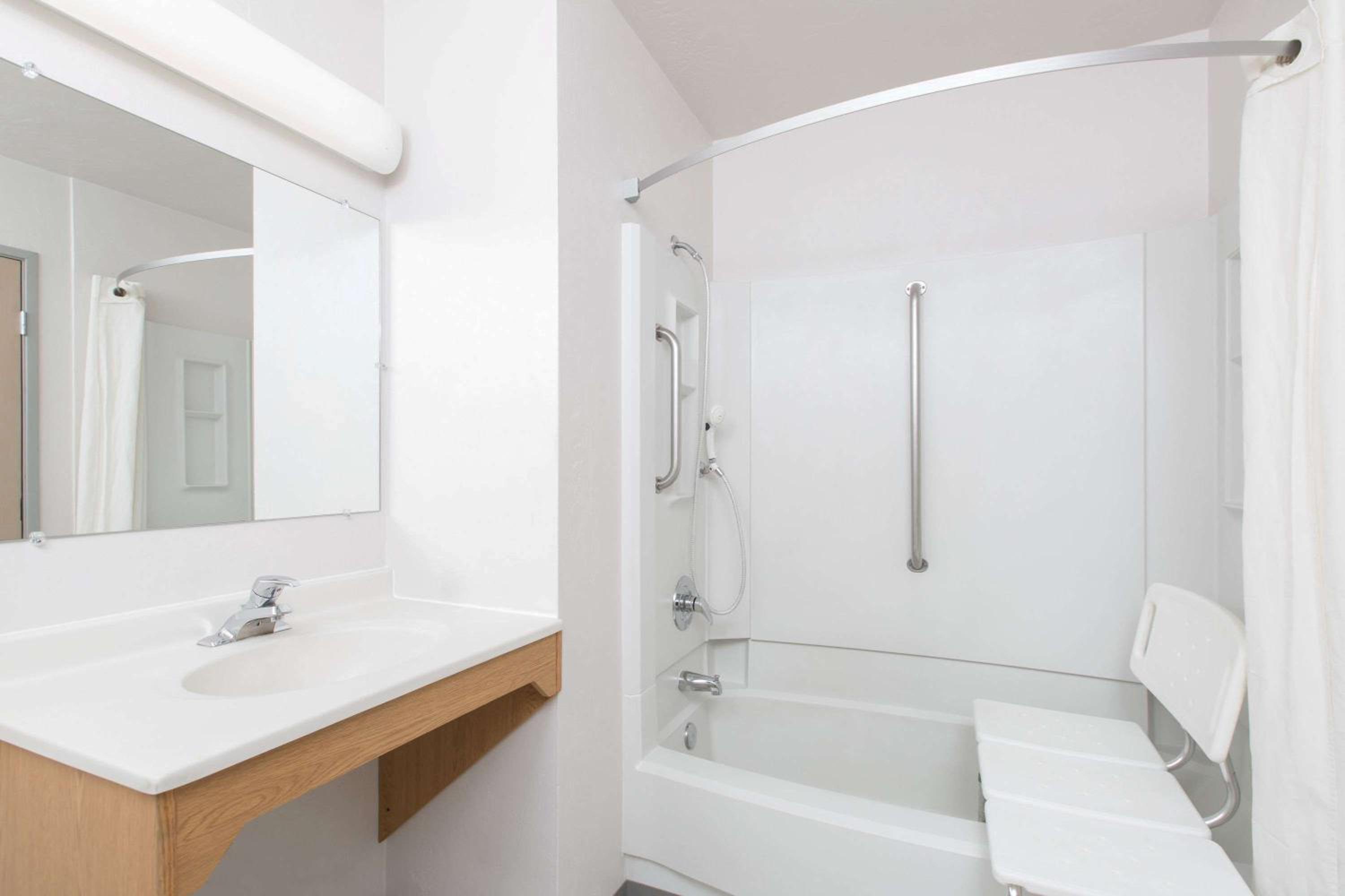 Queen Room - Mobility Access/Non-Smoking - Photo 2