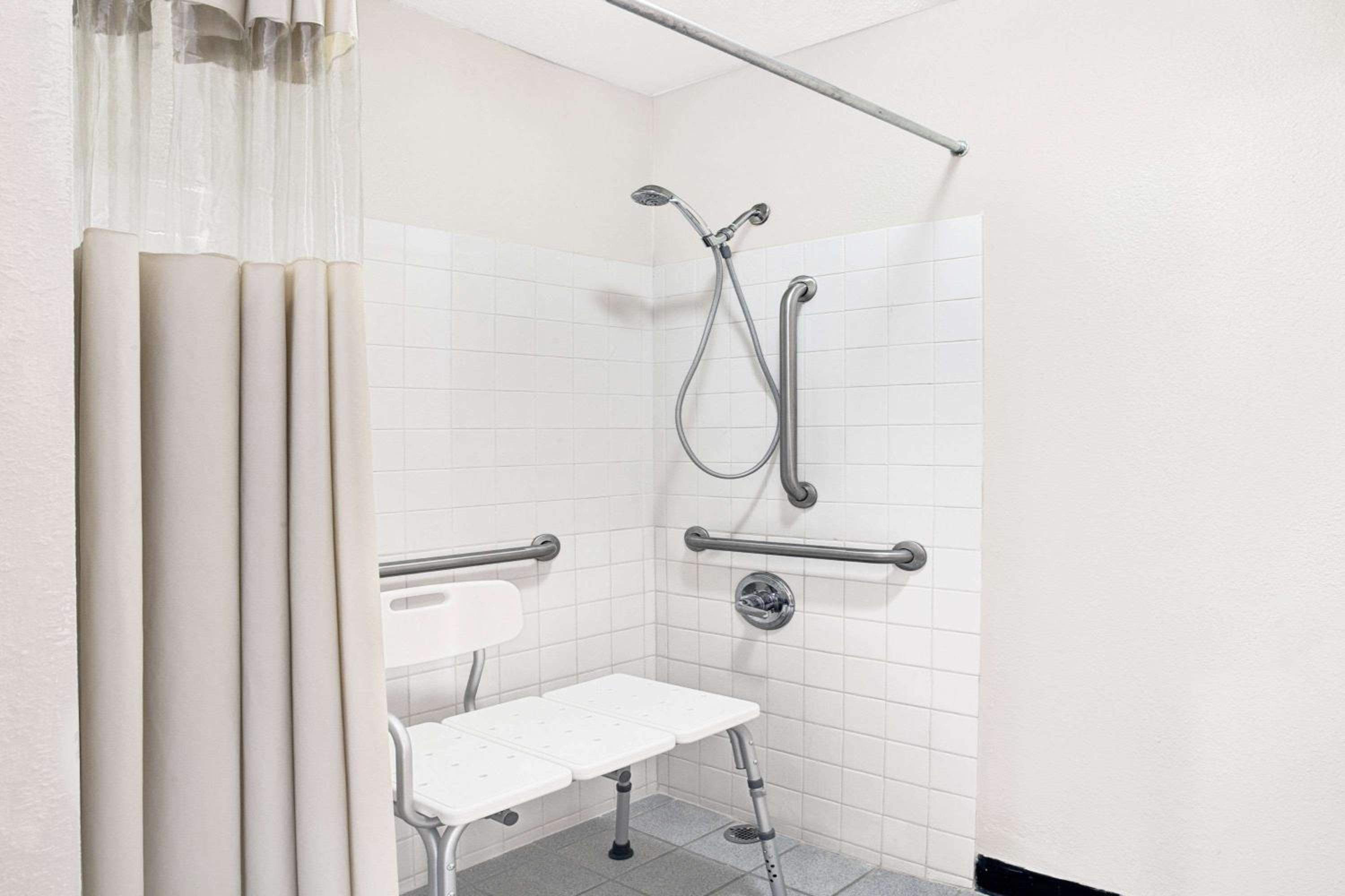 Queen Room - Mobility Access/Non-Smoking - Photo 2