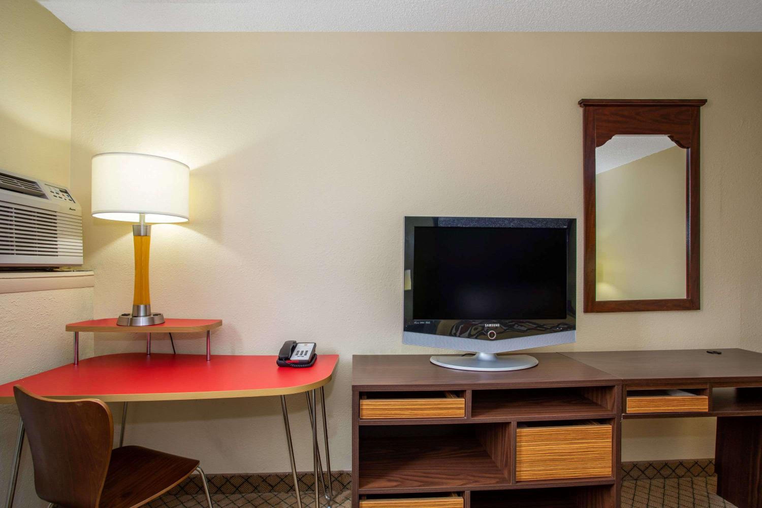 King Room - Non-Smoking - Photo 1