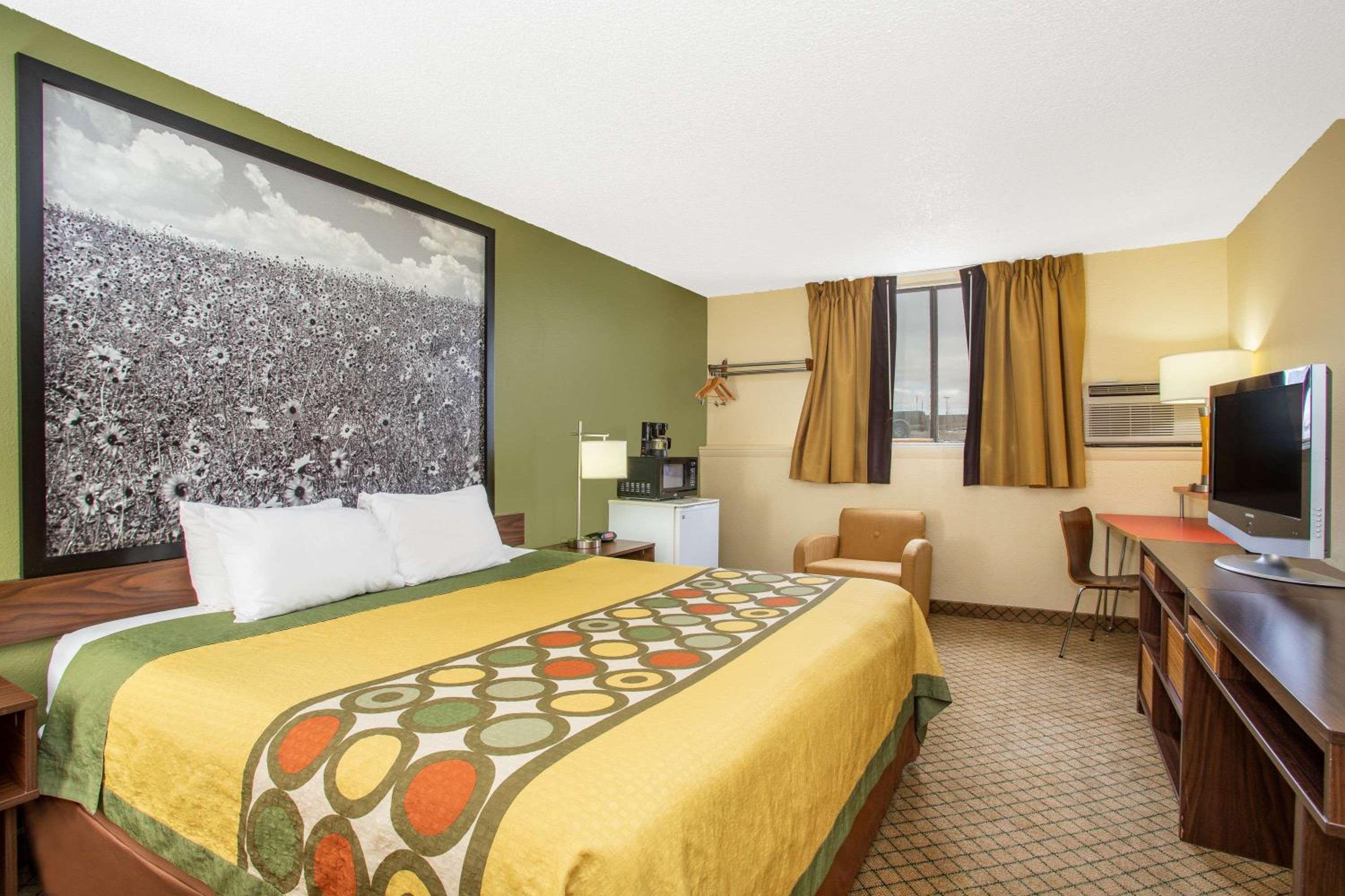 King Room - Non-Smoking - Photo 4