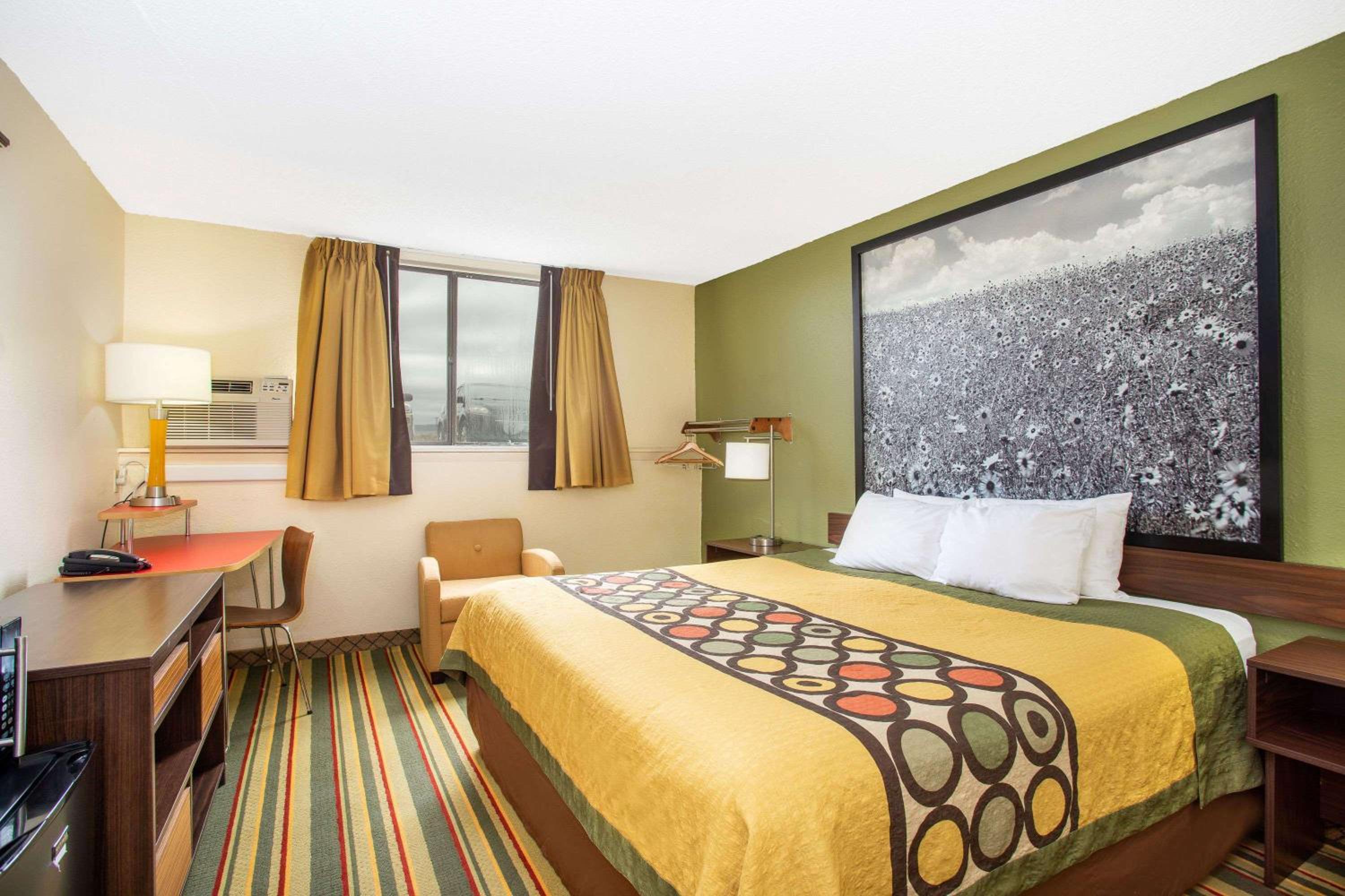 King Room - Non-Smoking - Photo 3