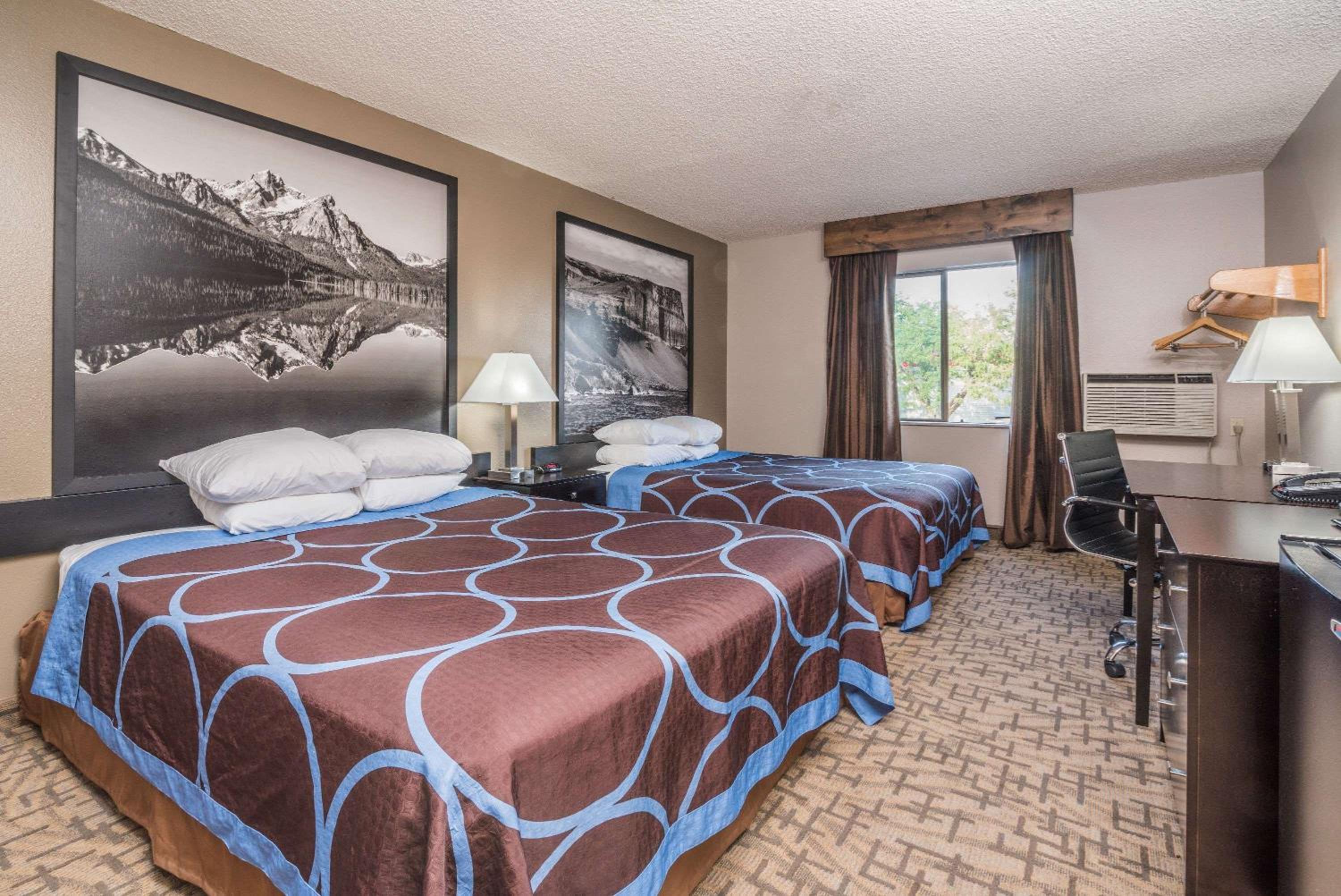 Queen Room with Two Queen Beds - Non-Smoking - Photo 1