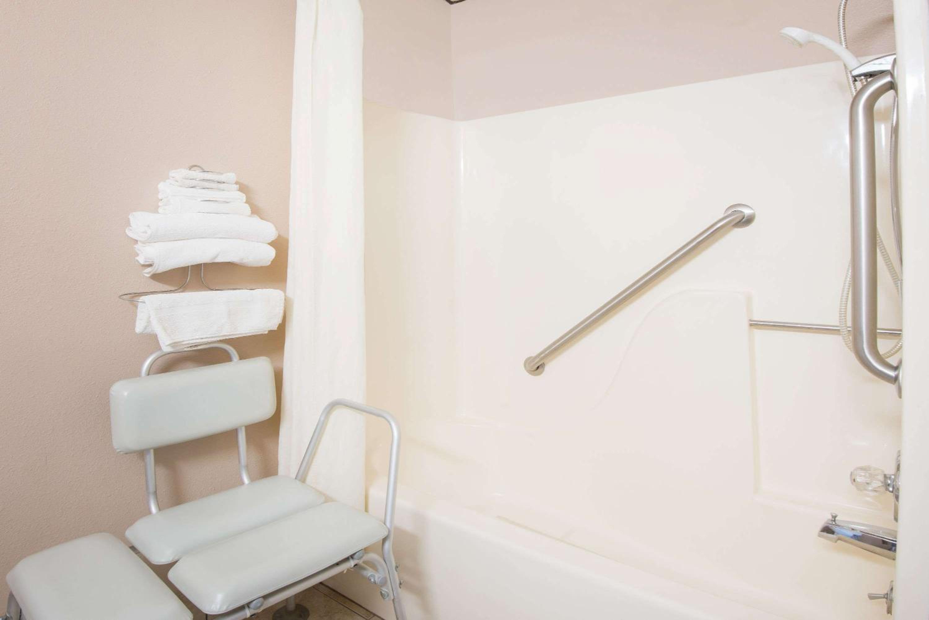 King Room - Mobility Access/Non-Smoking - Photo 5