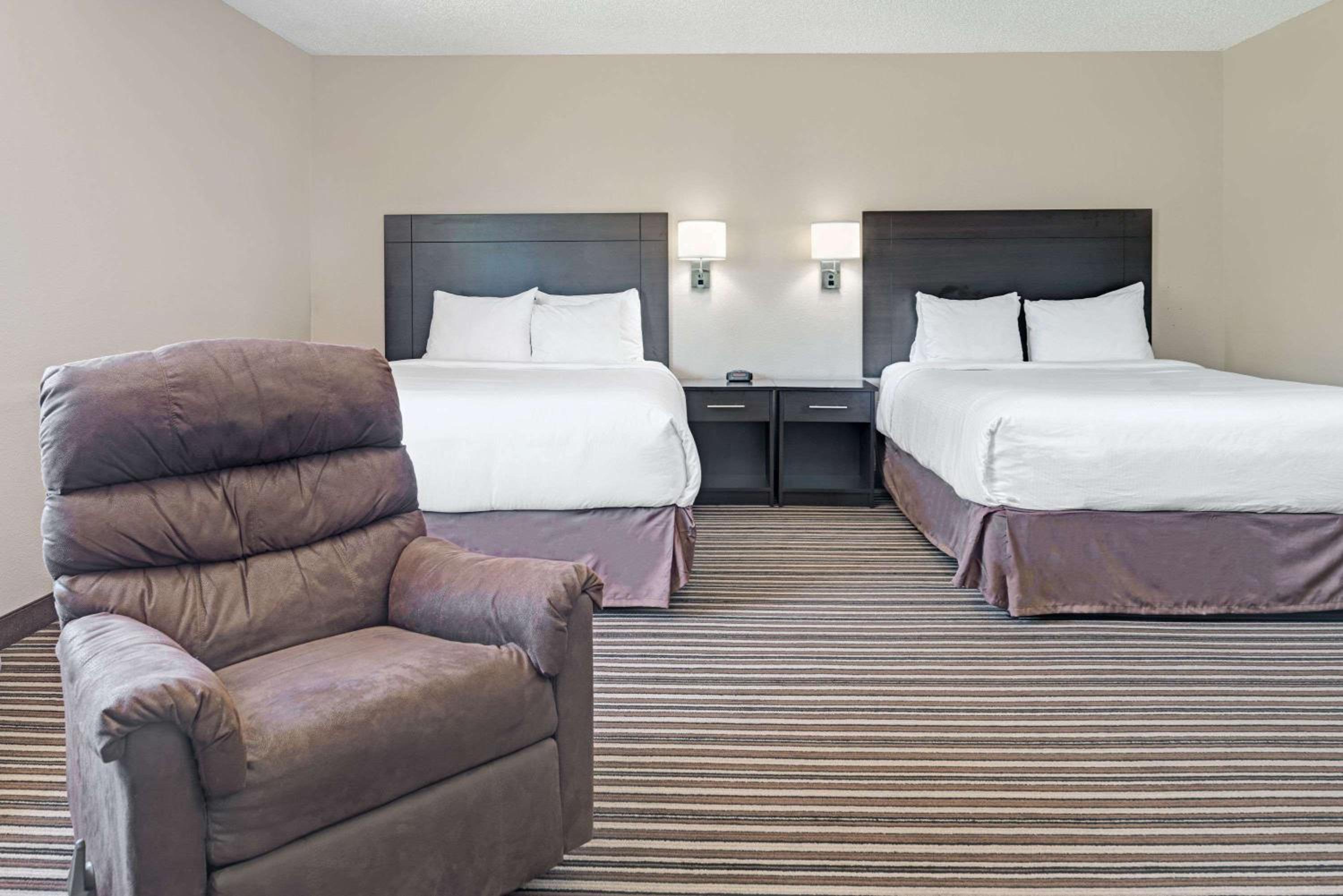 Queen Room with Two Queen Beds - Non-Smoking - Photo 1