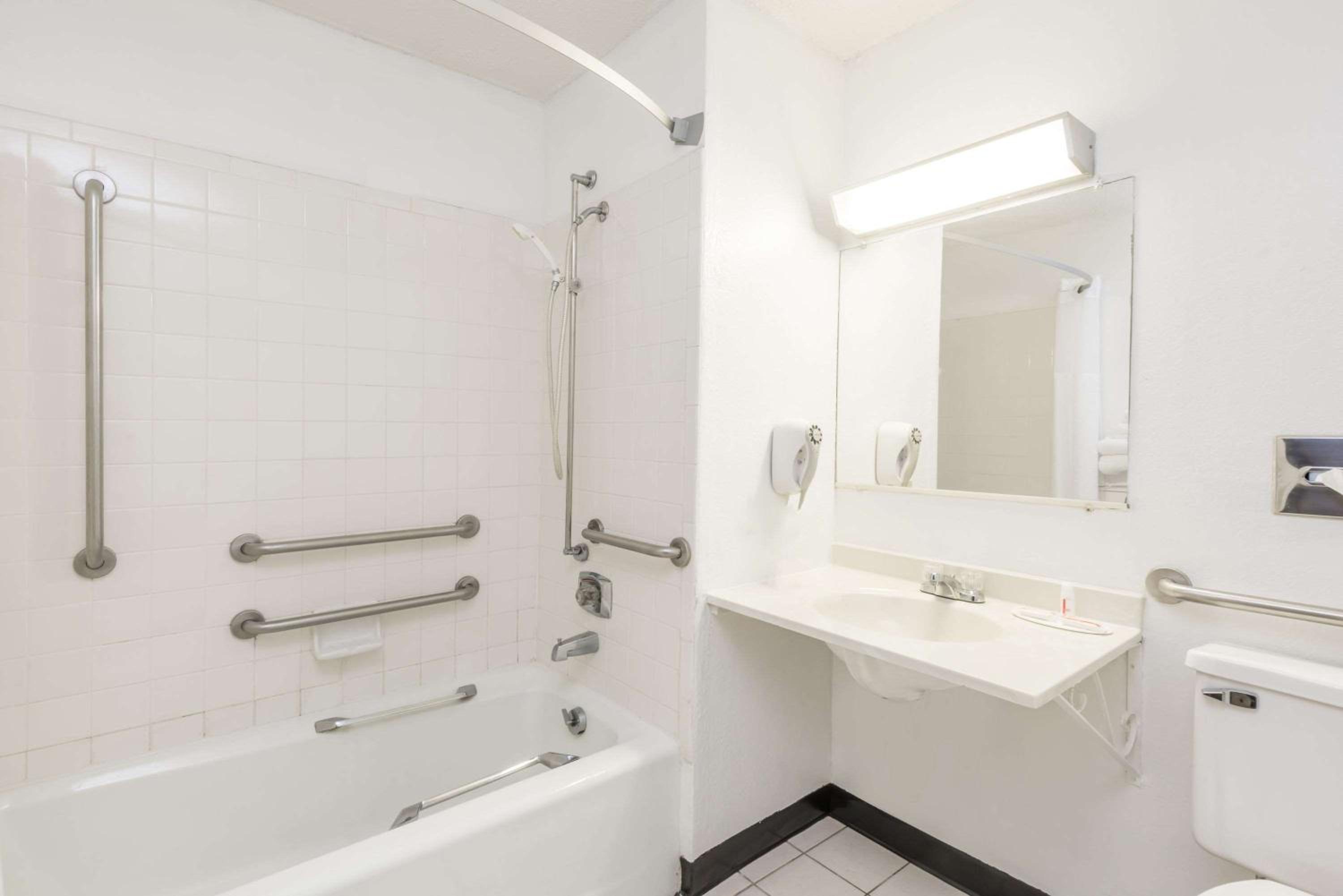 Queen Room - Disability Access/Non-Smoking - Photo 6