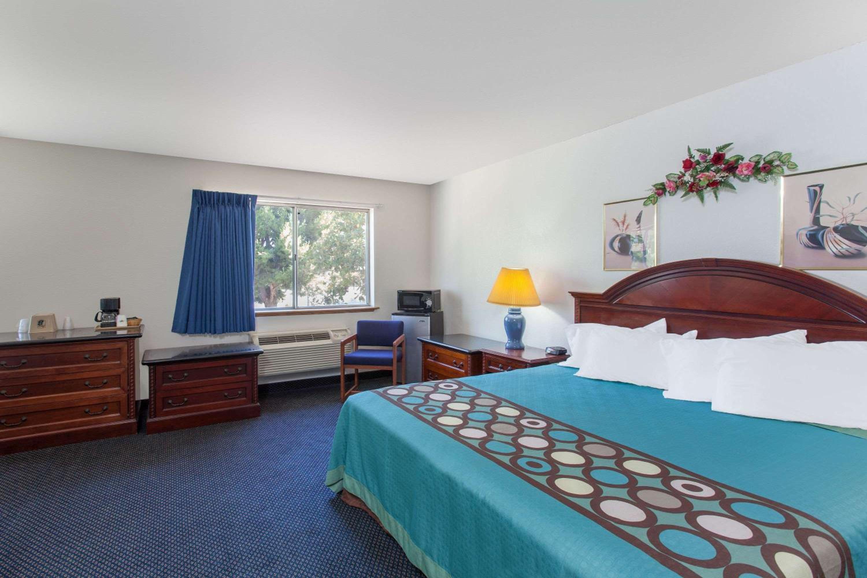 King Room with Mobility/Hearing Impaired Access - Non-Smoking photo 1
