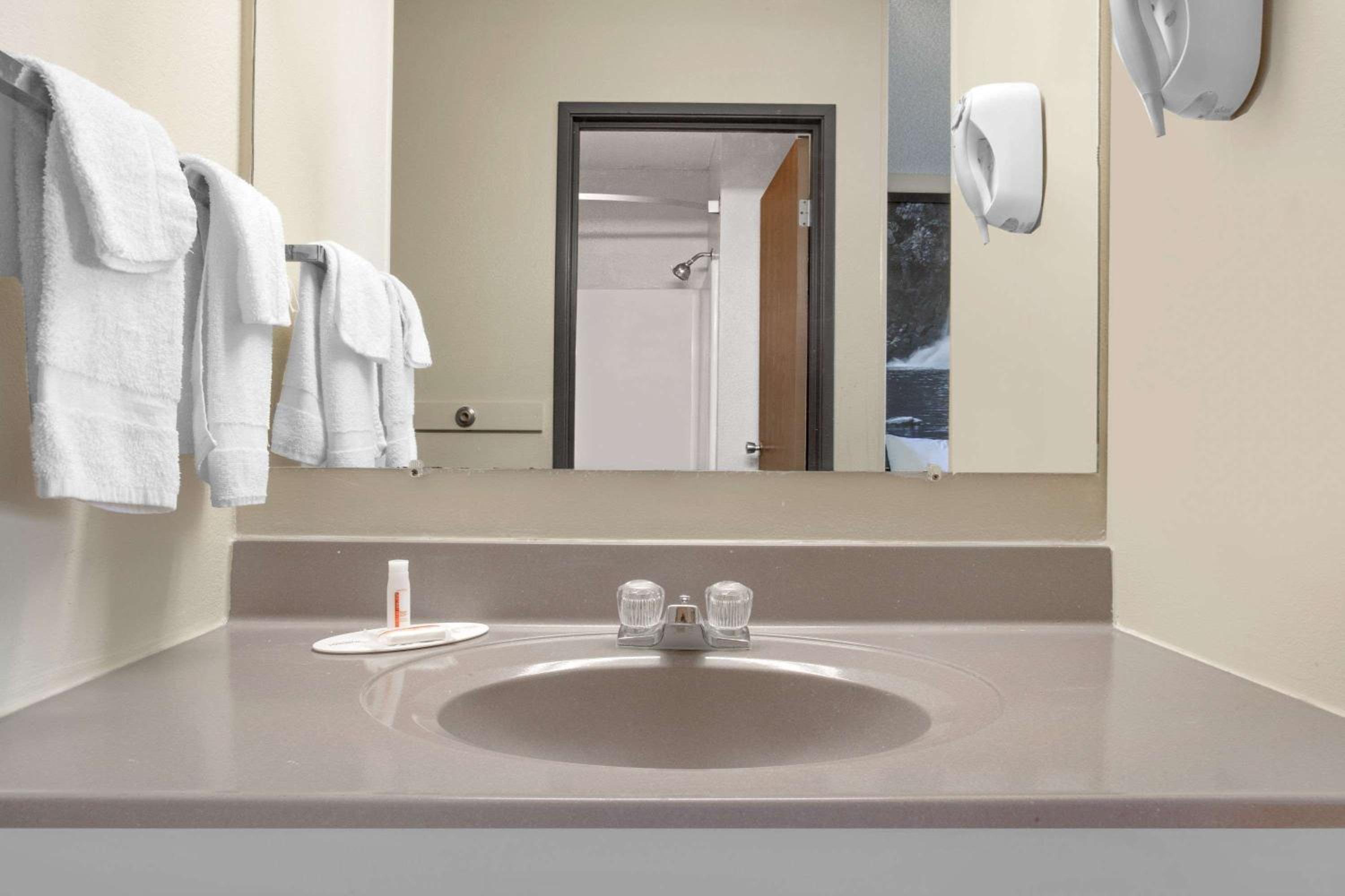 Queen Room with One Queen Bed and Bathtub with Grab Bars - Non-Smoking - Photo 4