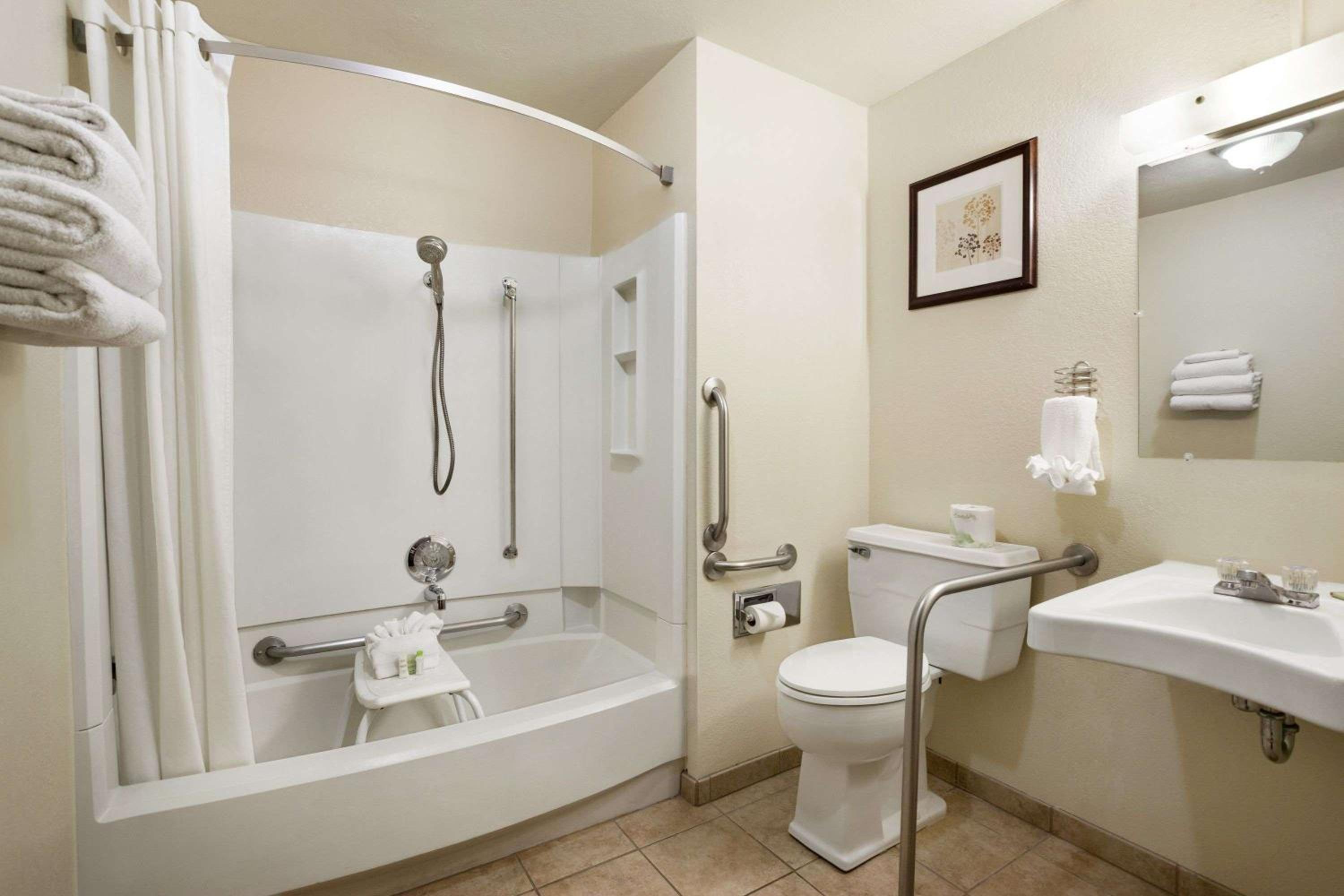 Queen Room - Non-Smoking - Photo 4