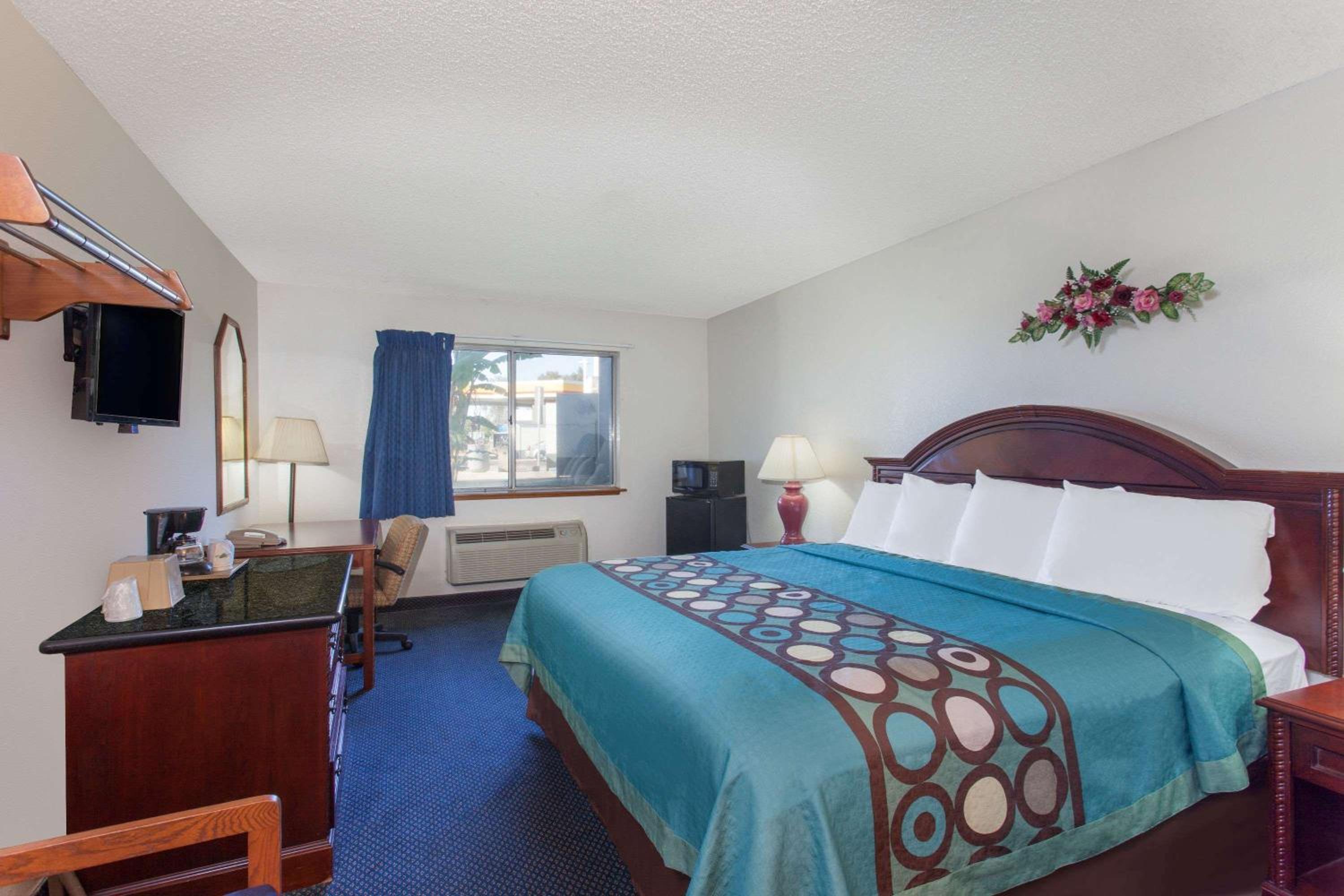 King Room with Mobility/Hearing Impaired Access - Non-Smoking photo 3