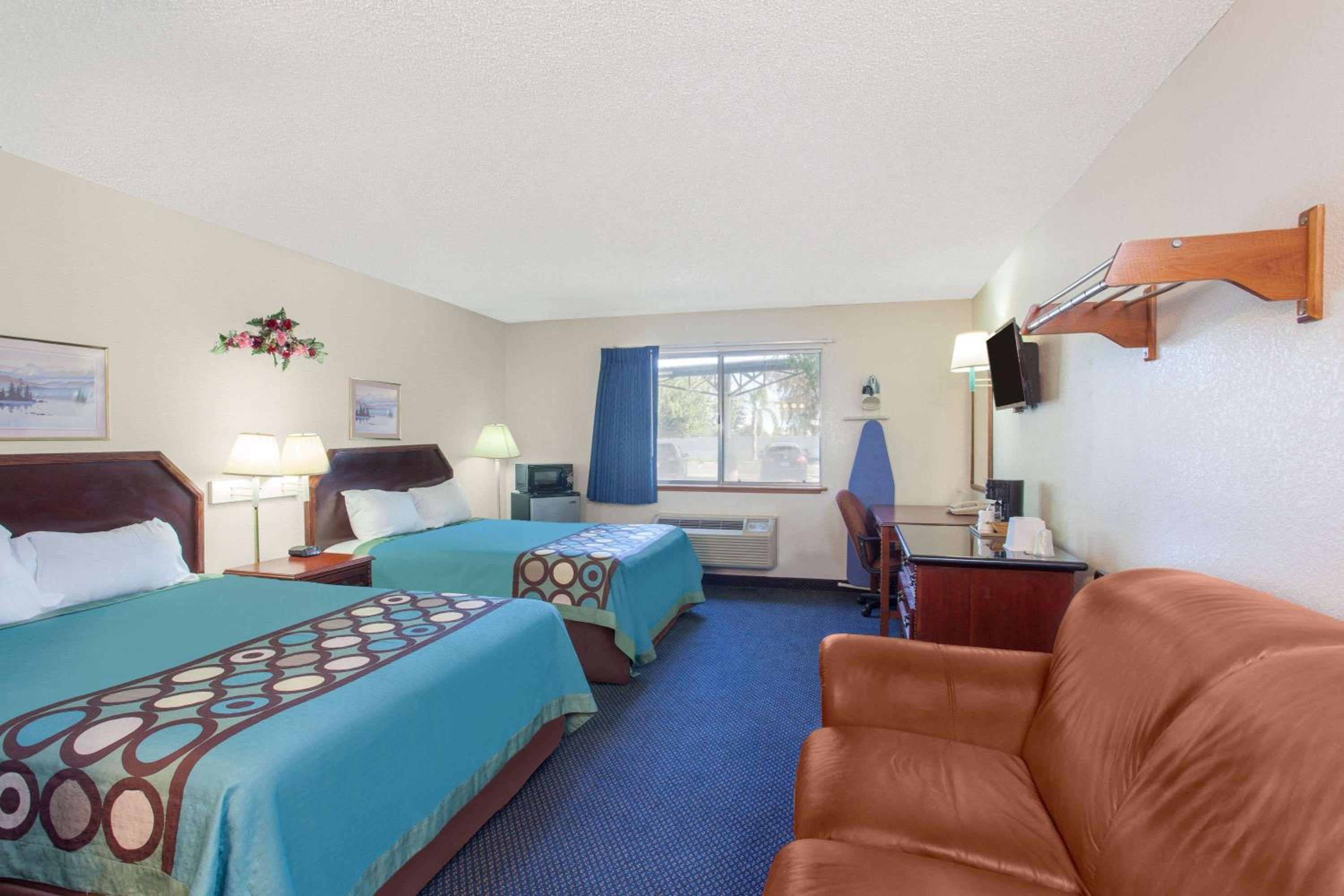 Queen Room with Two Queen Beds - Non-Smoking photo 3