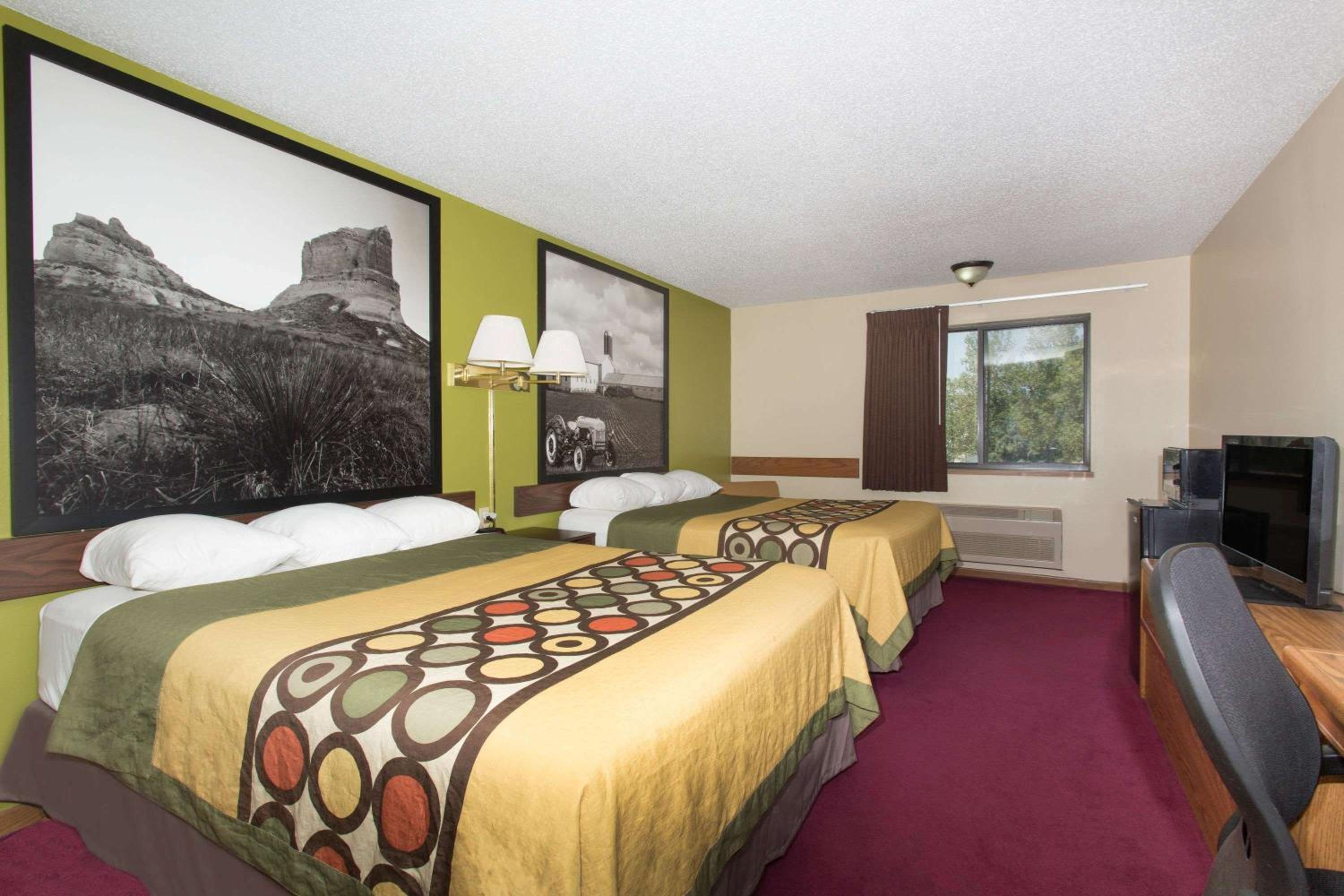 Queen Room With Two Queen Beds - Non-Smoking photo 2