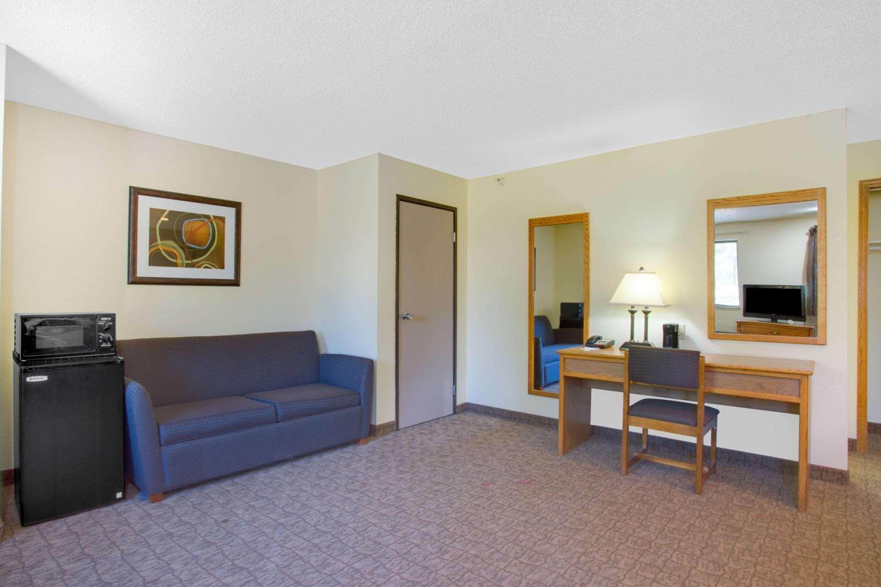 King Studio Suite - Non-Smoking - Photo 3