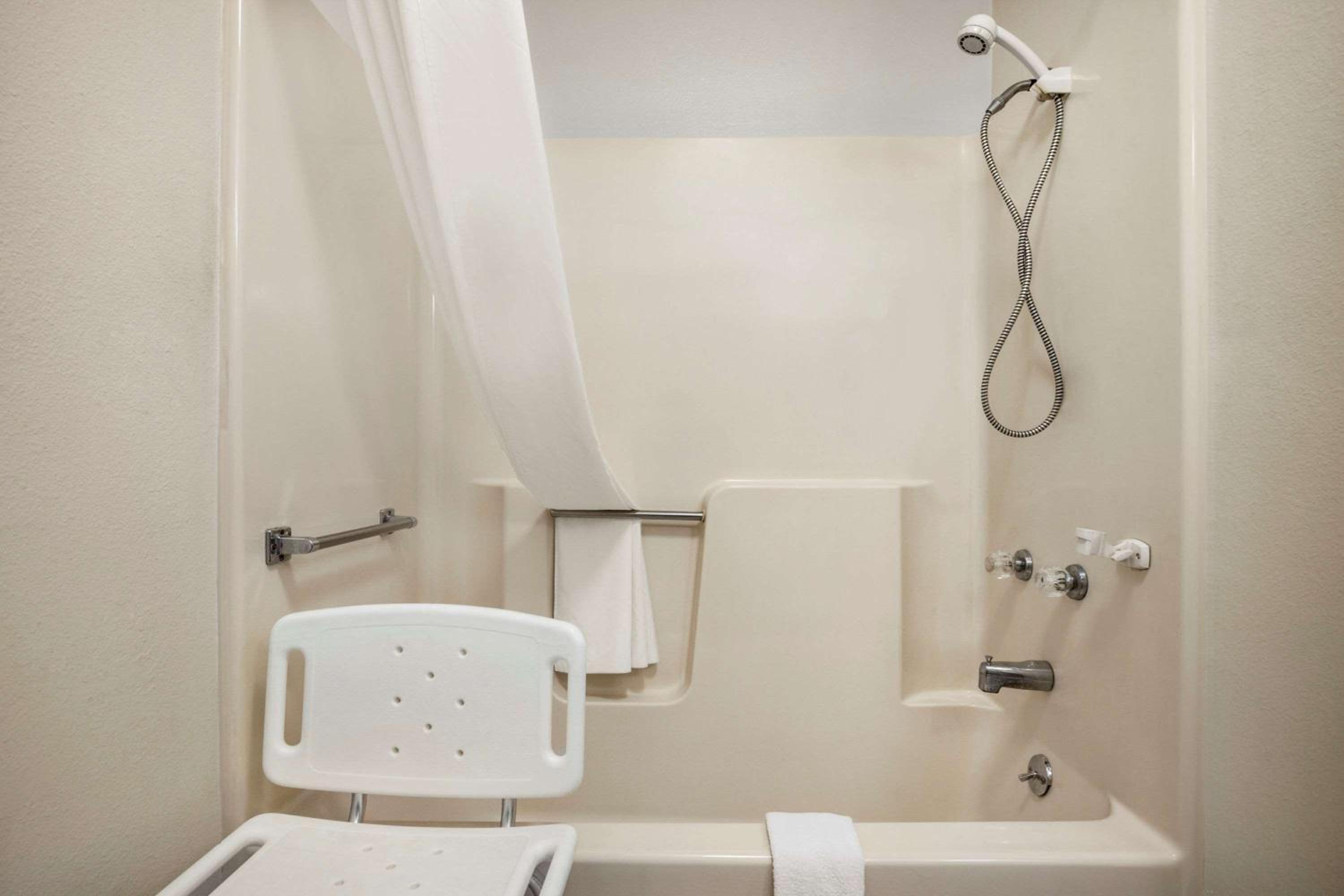 Queen Room with Two Queen Beds and Bath Tub - Mobility Accessible/Non-Smoking photo 2