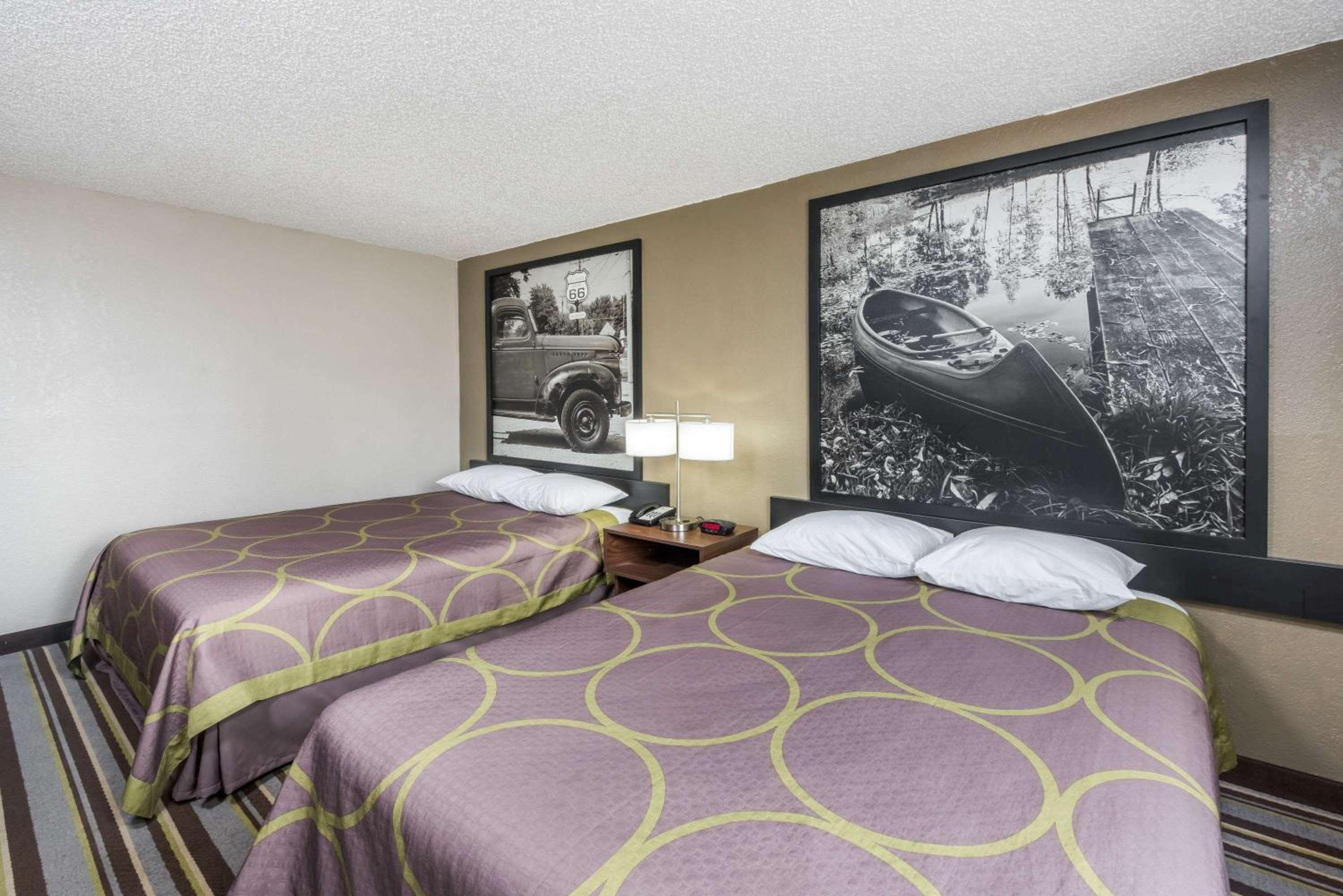 Queen Room with Two Queen Beds - Non-Smoking - Photo 3