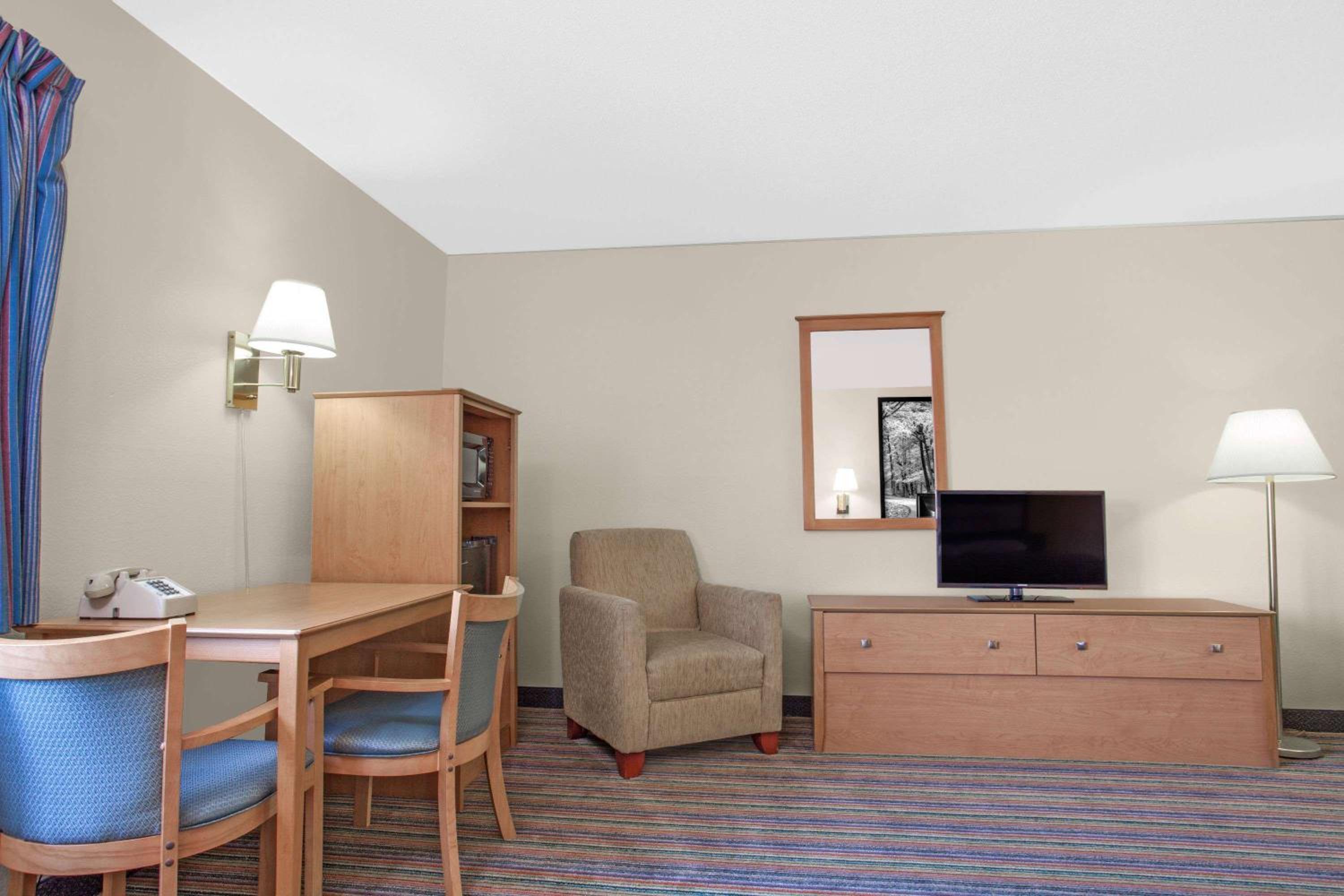 Queen Room with One Queen Bed and Bathtub with Grab Bars - Non-Smoking - Photo 2