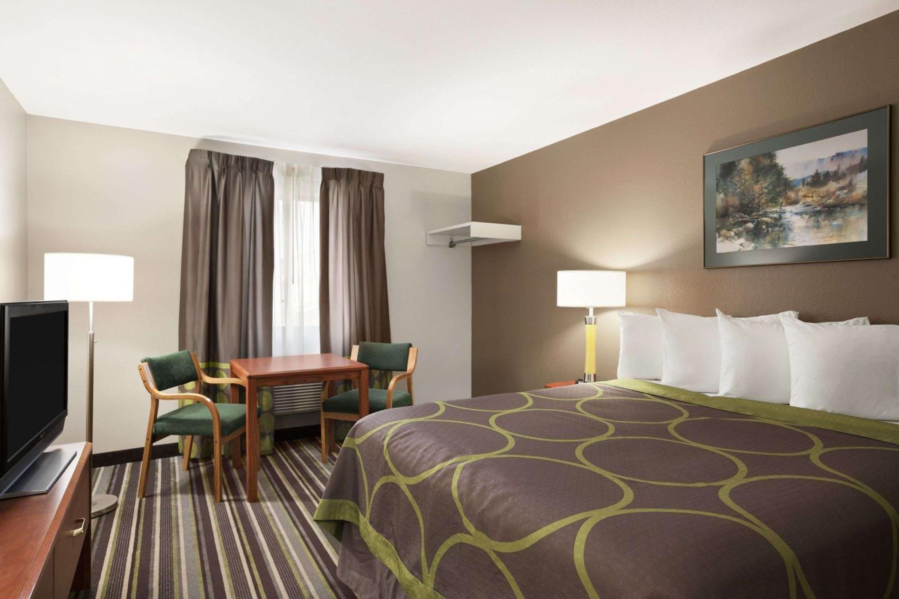 Queen Room - Non-Smoking - Photo 1